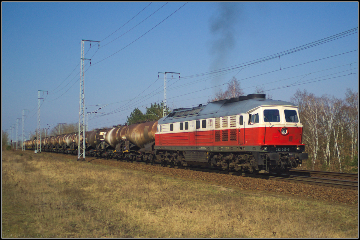DB Cargo 232 045-5 fuhr mit leeren Knickkesselwagen am 09.04.2018 durch die Berliner Wuhlheide. Gruß an den Tf!