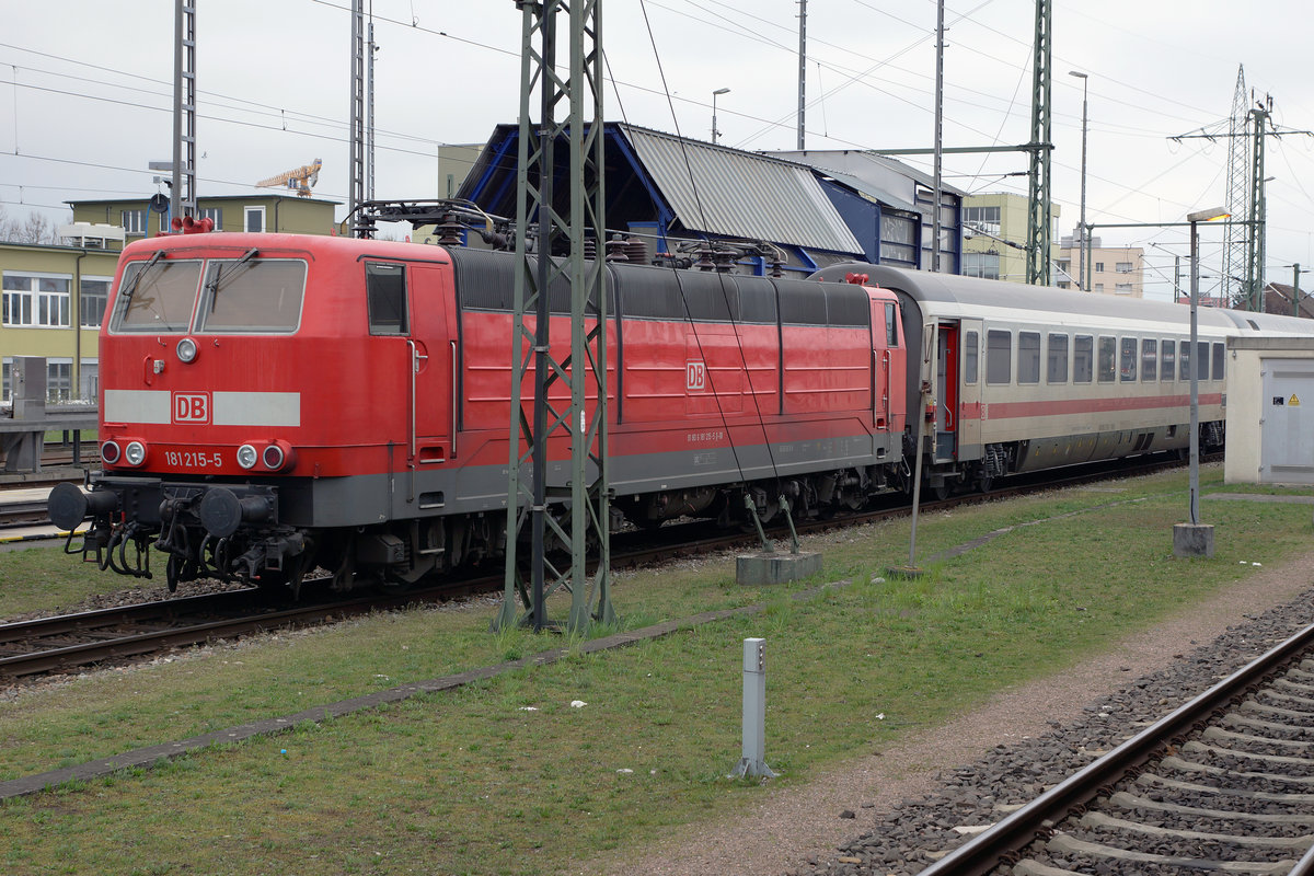 DB: Der Leichenzug in Richtung Freibrug im Breisgau, aufgenommen am 1. April 2016 in Basel Badischer Bahnhof, wurde mit der 181 215-5 gefhrt.
Foto: Walter Ruetsch