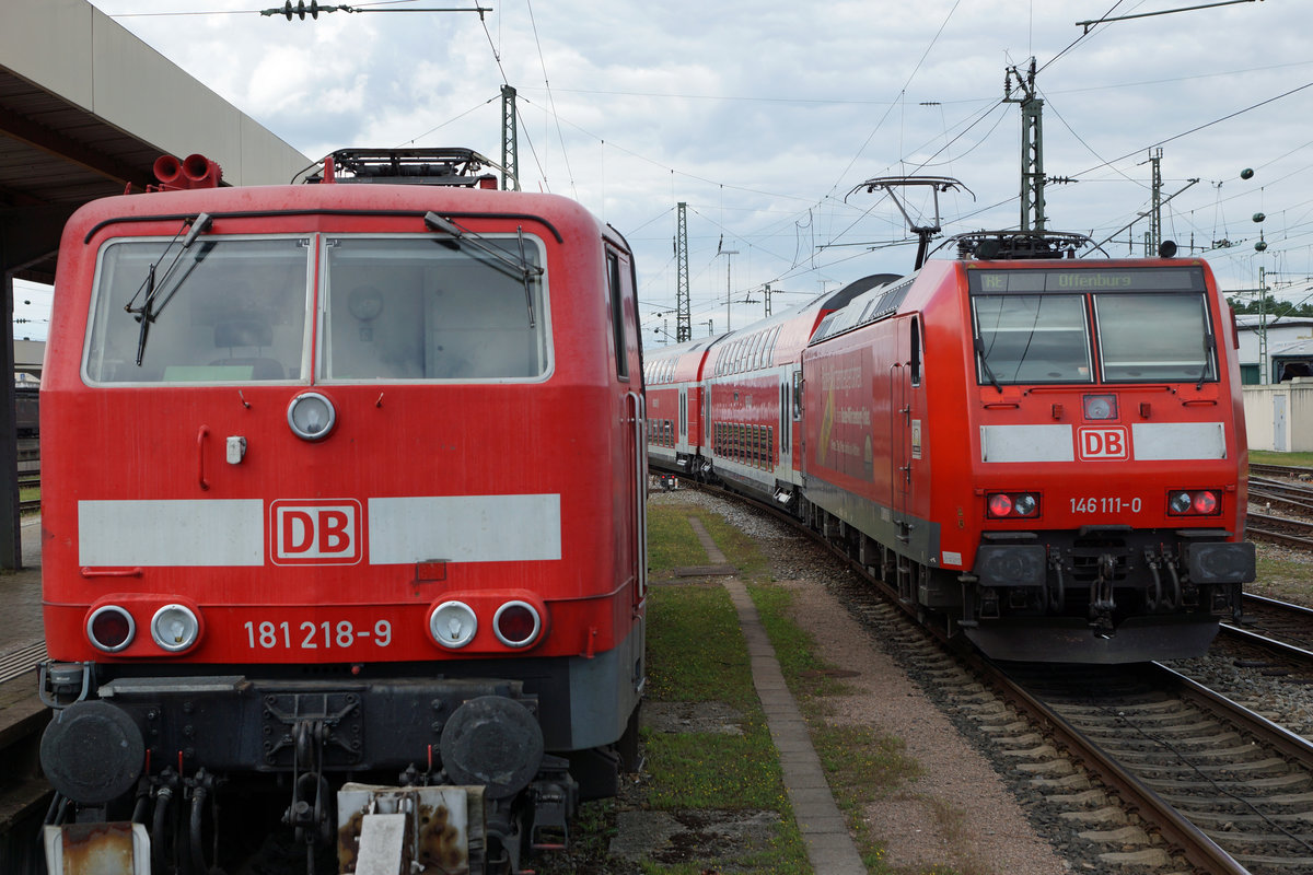 DB: Die Re 181 218-9 auf den nchsten Einsatz wartend und die Re 146 111-0 mit ihrem RE nach Offenburg in Basel Badischer Bahnhof am 15. Juli 2016.
Foto: Walter Ruetsch
