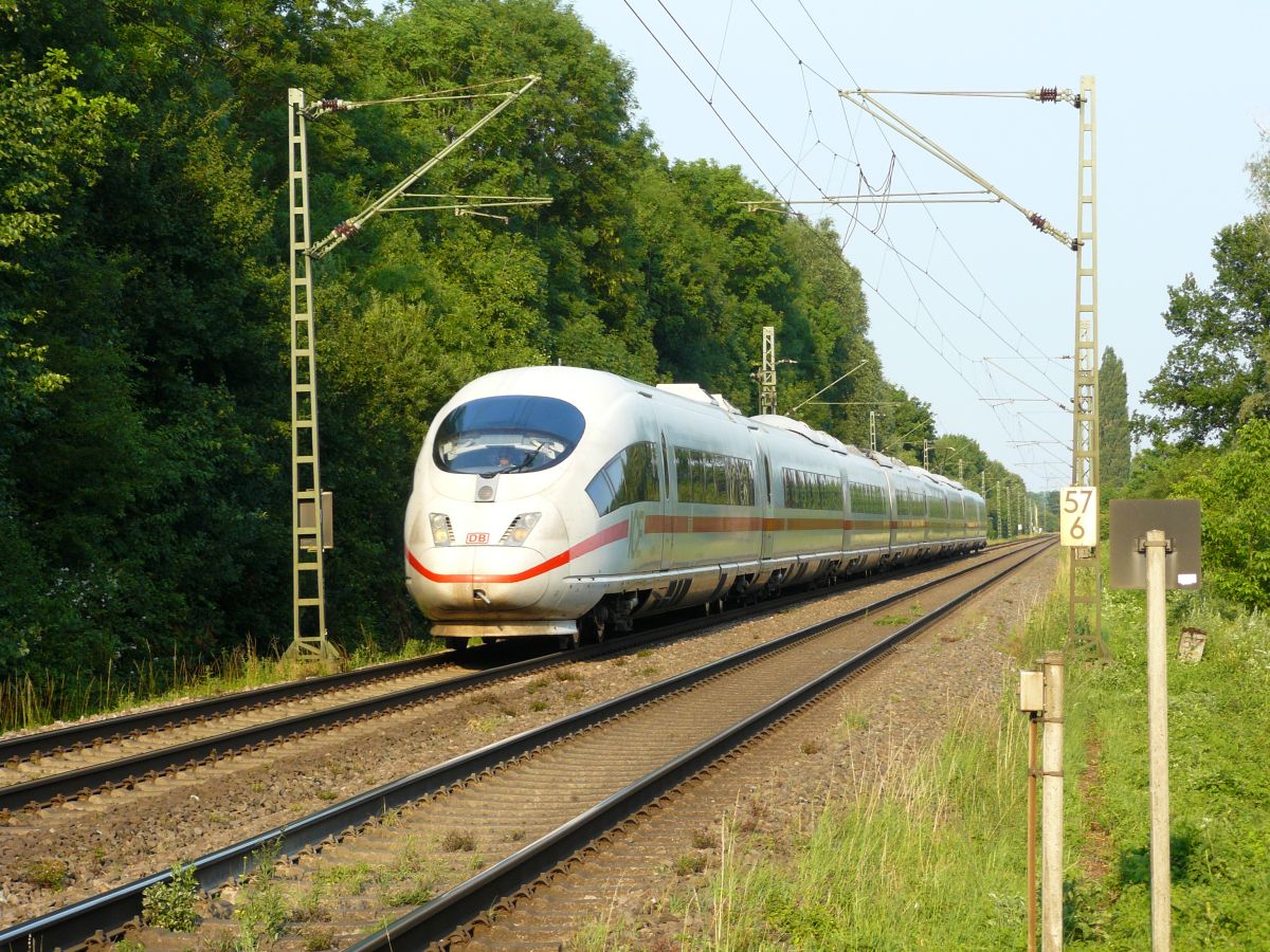 DB ICE TW bei Bahnbergang Schwarzer Weg, Vrasselt 03-07-2015.

DB ICE treinstel bij de overweg Schwarzer Weg, Vrasselt 03-07-2015.
