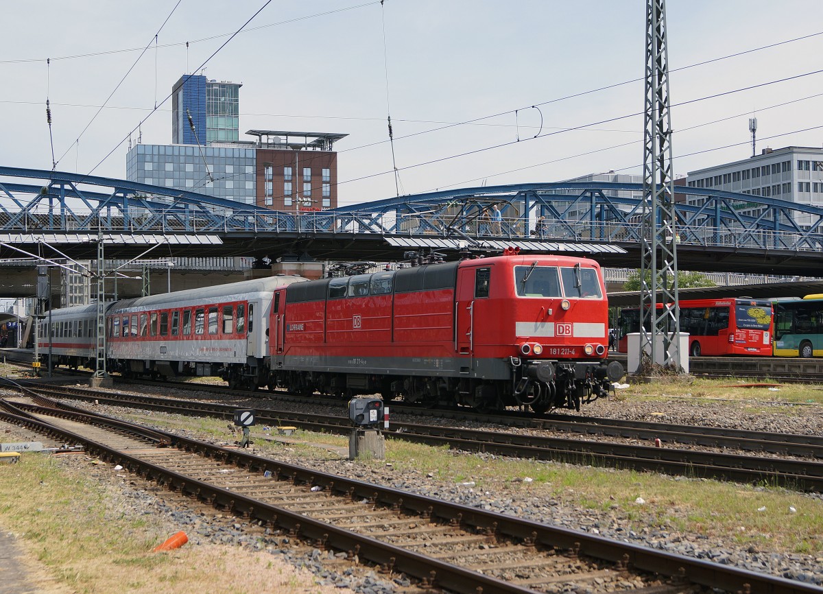 DB: Momentaufnahme der 181 211-4 mit zwei Wagen anlässlich der Bahnhofsdurchfahrt Freiburg (Breisgau) am 28. Mai 2015. 
Foto: Walter Ruetsch