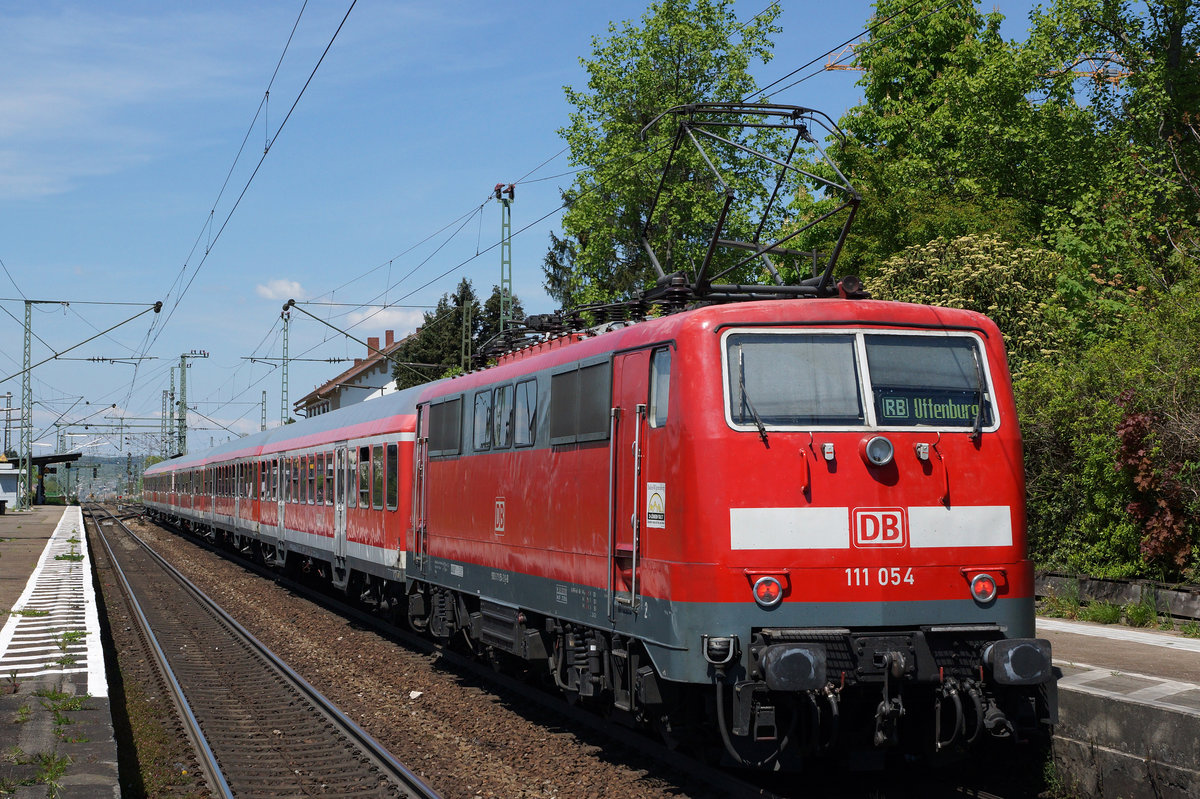 DB: N-Wagenzug mit der 111 054 als RB Basel Badischer Bahnhof-Offenburg bei der Einfahrt in den Bahnhof Haltingen, der demnächst auf vier Spuren ausgebaut wird, am 6. Mai 2016.
Foto: Walter Ruetsch 