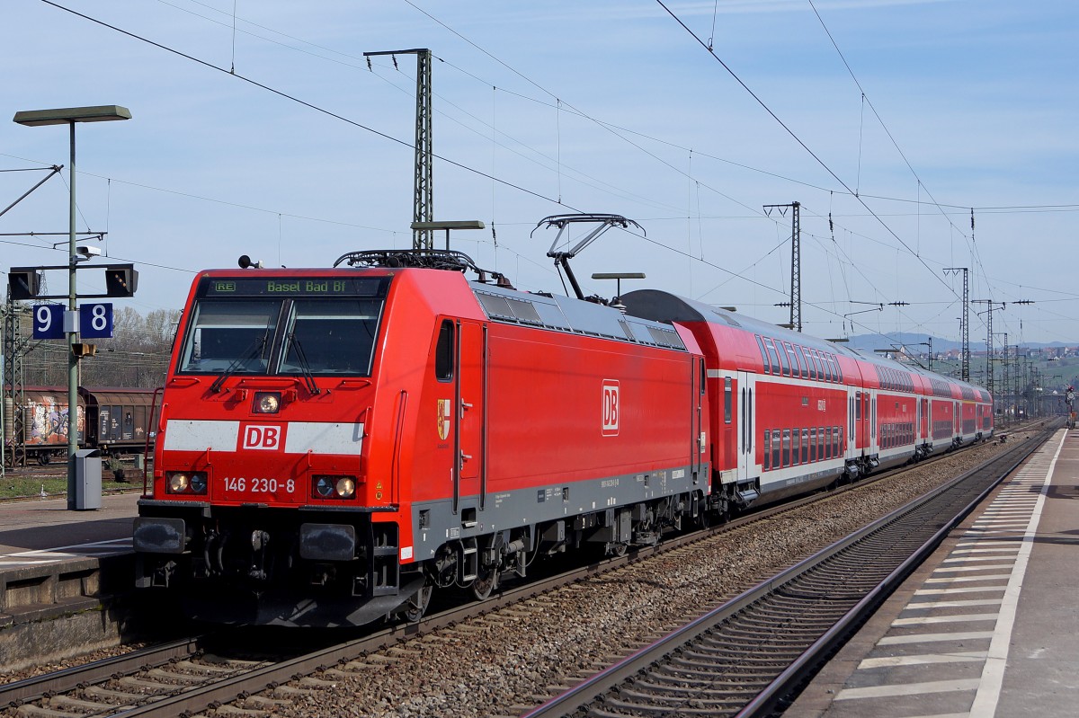 DB: RE Offenburg-Basel Badischer Bahnhof mit der 146 230-8 Radolfzell beim letzten Zwischenhalt in Weil am Rhein am 10. April 2015.
Foto: Walter Ruetsch