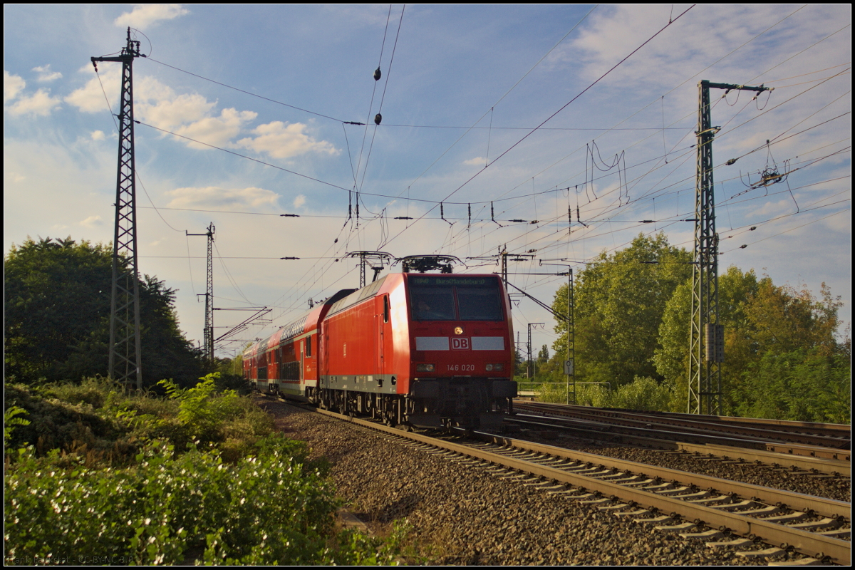 DB Regio 146 020-3 fuhr mit der RB40 Burg (b. Magdeburg) am 08.09.2018 am Abzweig Magdeburg-Eichenweiler vorbei.