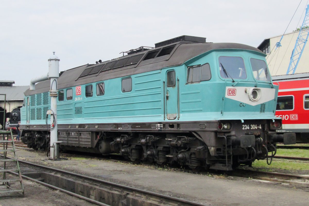 DB Regio 234 304 steht am 23 Mai 2015 ins Bw Nossen. Das Minttürkis-Experiment bei LOks der DB Regio wurde nie erfolgd.