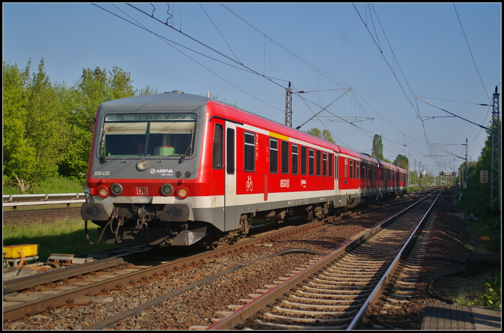 DB Regio 628 435 / 928 435 fuhr am 11.05.2017 als RE66 mit der  Kulurzug -Garnitur nach Szczecin Glowny durch den Berlin-Hohenschönhausen. Der Triebzug war 2015 an Arriva PL vermietet, daher noch die Anschriften auf Front und Seite. Auch verfügt der Triebzug über Fernlicht und LED-Leuchten.