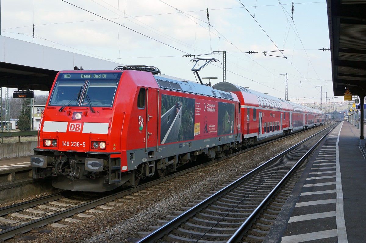 DB Regio: RE nach Basel Bad Bf mit der 146 236-5  Triberg  bei einem Zwischenhalt in Weil am Rhein am 6. Februar 2015.
Foto: Walter Ruetsch