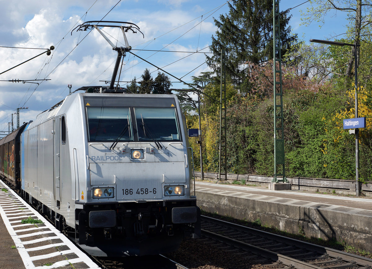 DB: Seit der Zulassung von Privaten wurde das Fotografieren der DB-Strecken interessanter. RAILPOOL 186 458-6 bei Haltingen unterwegs auf der Fahrt in den Sden am 14. April 2016.
Foto: Walter Ruetsch