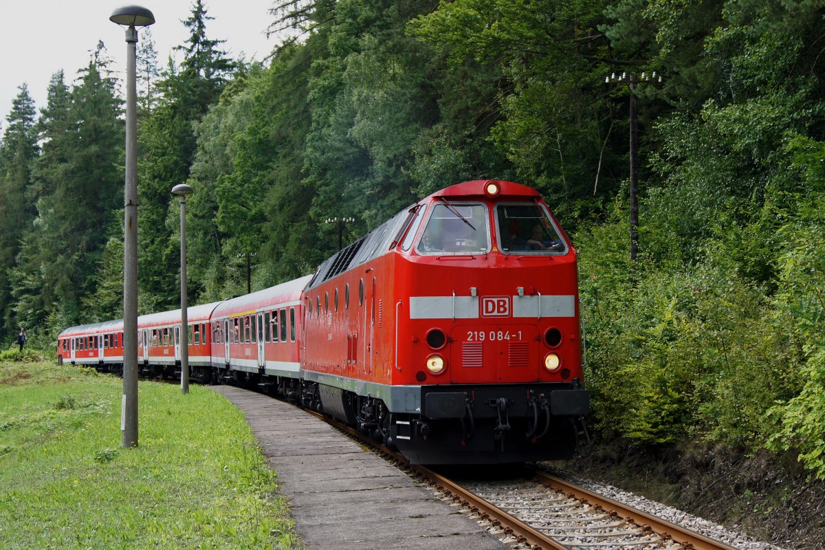 DB: Sonderzug mit der 219 084-1 (ehemals DDR) auf der Schwarzatalbahn unterwegs am 14. August 2010.
Foto: Walter Ruetsch
