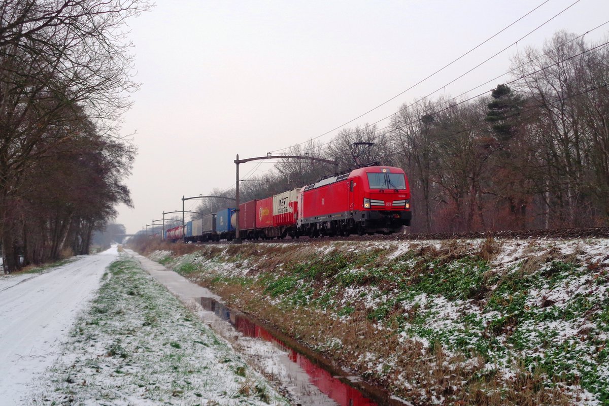DB Vectron 193 330 schleppt ein KLV durch Tilburg Oude warande am 24 Jänner 2019.