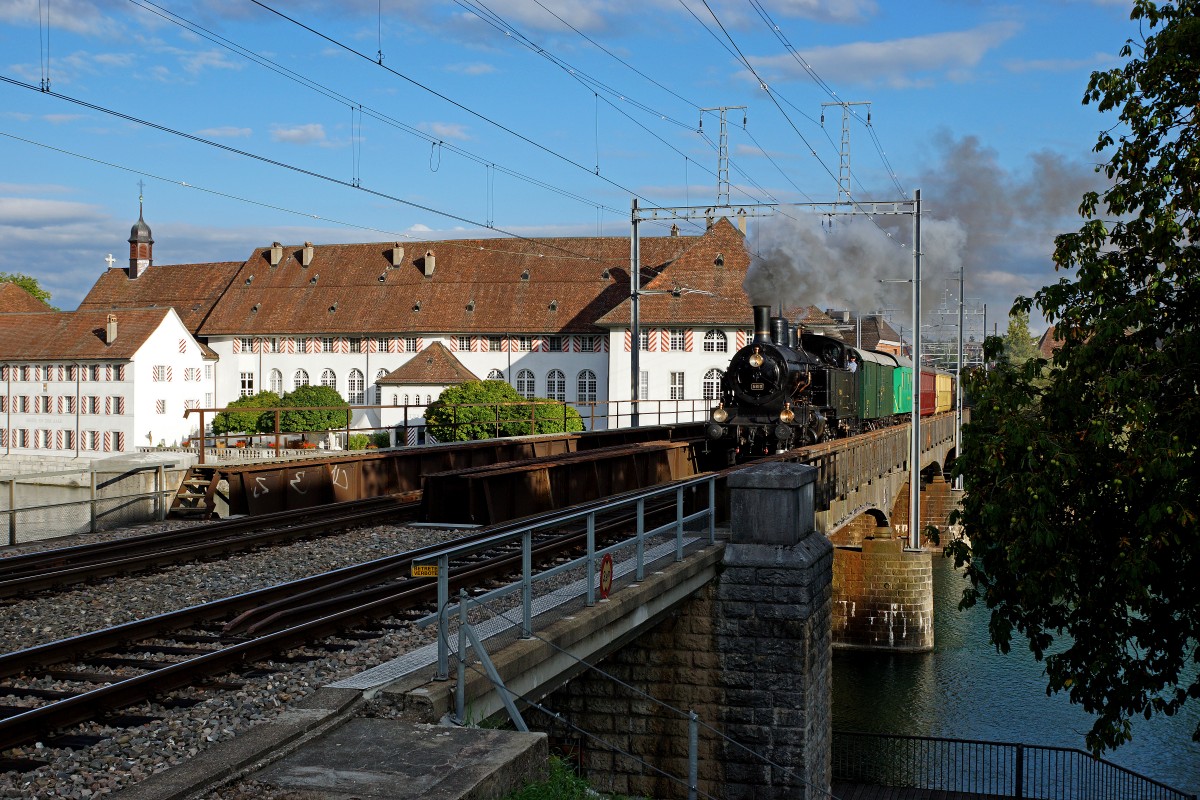 DBB: Der Dampfzug mit der Eb 3/5 5810 /ehemals SBB) auf der Rückfahrt zur Werkstätte Konolfingen nach der allerletzten Aarefahrt Solothurn-Büren vom 6. September 2015. Infolge Geleiseerneuerungsarbeiten auf der Strecke Solothurn-Burgdorf, erfolgte die Rückreise über Biel-Lyss. Die Eb 3/5 5810 mit ihren 5 Wagen wurde im letzten Abendlicht auf der Aarebrücke Solothurn vor der Kulisse des alten Spitals verewigt. Die Eb 3/5 5810 und die 01 202 wurden von der selben Fotostelle aus sowie zur gleichen Zeit aufgenommen.  Ein Vergleich der beiden Aufnahmen zeigt, wie sich der Sonnenstand zwischen den Monaten Mai und September verändert hat. Für die Bahnfotografen heisst das, dass die Fototage langsam kürzer werden ! 
Foto: Walter Ruetsch 