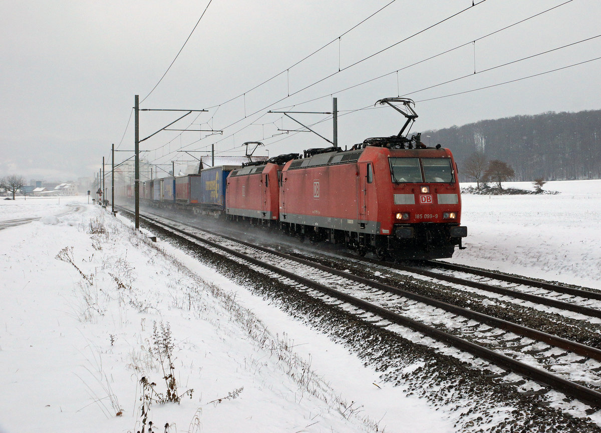 DB/SBB: Ein Güterzug mit BR 185 auf der alten Stammstrecke bei Bettenhausen am 17. Januar 2017 auf der Fahrt in den Süden. An der Spitze des Zuges eingereiht war die 185 099-9.
Foto: Walter Ruetsch