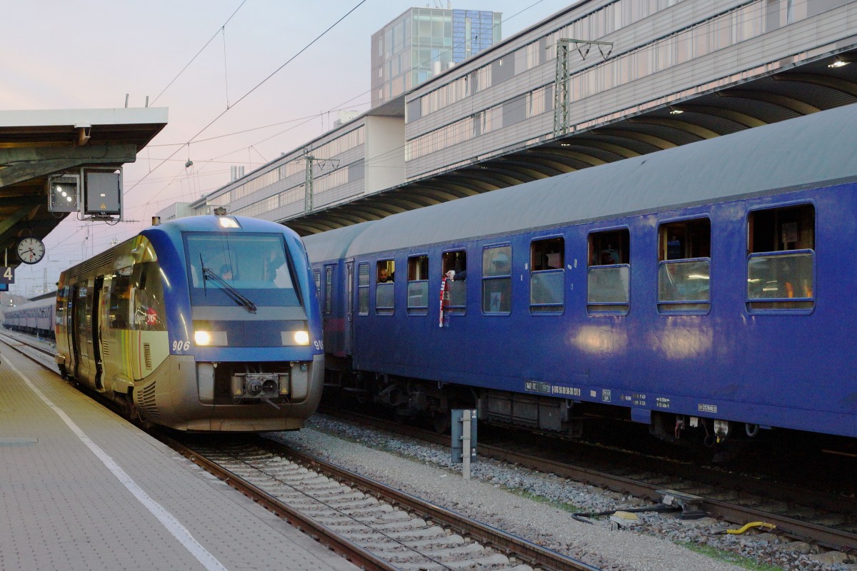 DB/SNCF: IRE Müllheim - Neuenburg - Mulhouse-Ville in der Abenddämmerung bei der Ausfahrt Freiburg im Breisgau am 5. Dezember 2015 mit dem Dieseltriebzug 906.
Foto: Walter Ruetsch