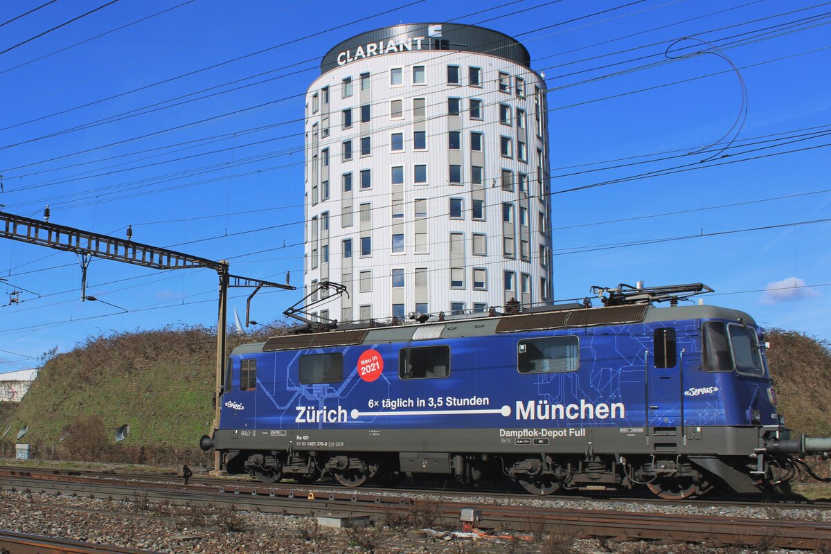 DDF, ex-SBB 421 379 wirbt für die schnellere Verbindung Zürich<=>München am 13 Februar 2024 bein Passage durch Pratteln.