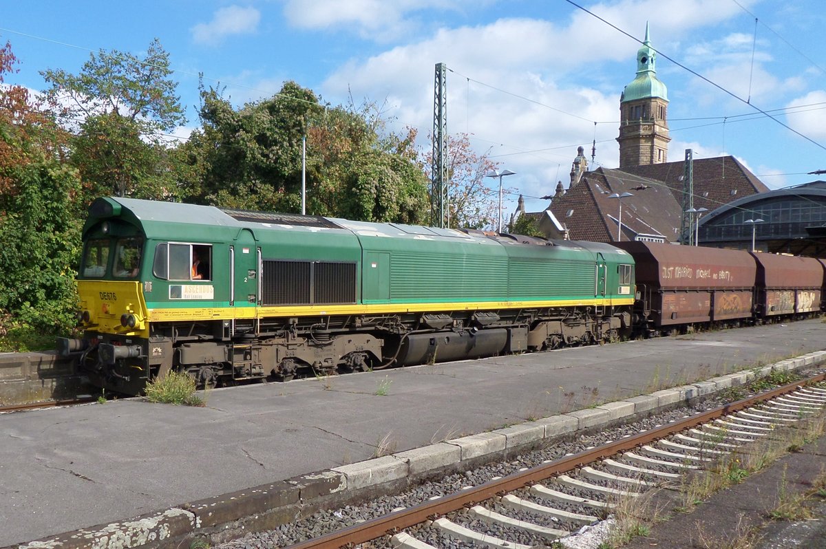 DE 676 schleppt ein Kohlezug durch Krefeld am 16 September 2016.