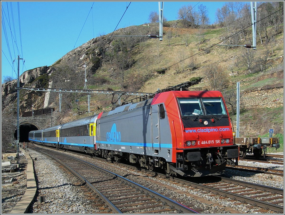 Dei SBB Re 484 015 erreicht mit einem EC nach Milano Ausserberg an der Ltschberg-Sdrampe. 
16. Mrz 2007