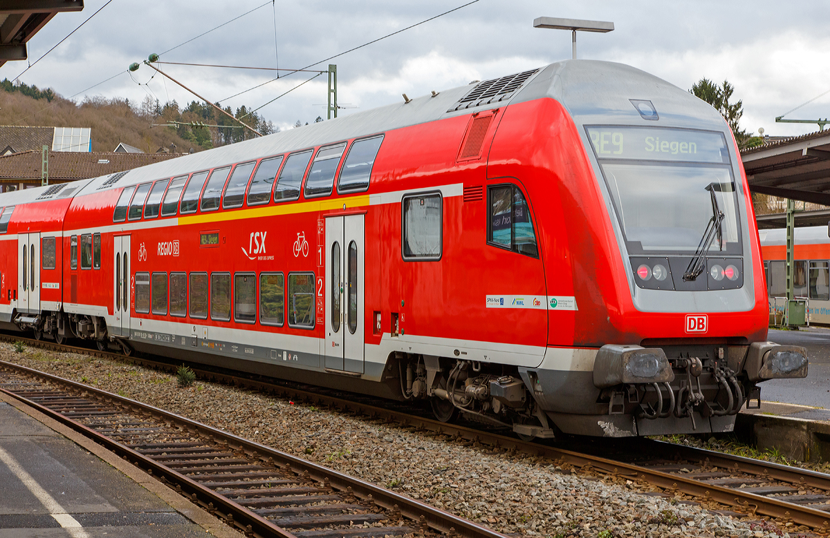 
Der 1./2. Klasse Doppelstock-Steuerwagen (DoSto-Steuerwagen) D-DB 50 80 86 - 81 118 - 1 DABpbzf 767.3, der Wagen ist klimatisiert, besitzt BiLED-Anzeigen und ist für 160 km/h zugelassen. Er hat eine Länge über Puffer von 27.270 mm und einen Drehzapfenabstand von 20.000 mm, das Eigengewicht beträgt ca. 48.000 kg.

Hier am 10.01.2015 im Bahnhof Betzdorf/Sieg im Zugverband des RE 9.