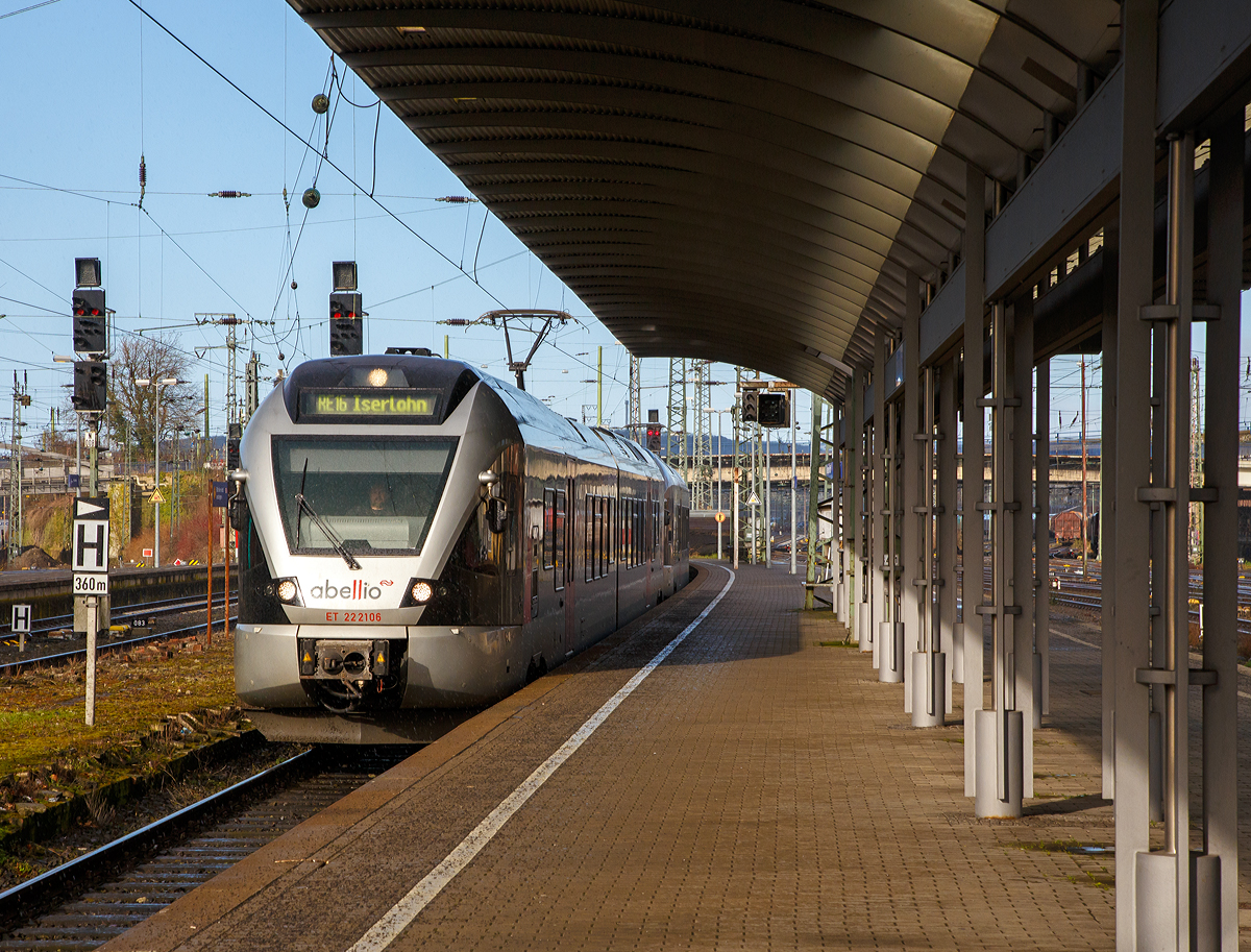 
Der 2-teilige Flirt ET 22 2106  Siegen  (94 80 0426 105-3 D-ABRN / 94 80 0826 105-9 D-ABRN), ex ET 22 006, gekuppelt mit dem 3-teiligen Flirt ET 23 2105  Lennestadt  (94 80 0427 104-5 D-ABRN / 94 80 0826 104-2 D-ABRN / 94 80 0427 604-4 D-ABRN), ex ET 23 005, beide der Abellio Rail NRW fahren am 08.02.2016, als RE 16  Ruhr-Sieg-Express  (Essen - Hagen - Iserlohn bzw. Siegen), in den Hbf Hagen ein. 

In Letmathe wird der Zug geflügelt, der vordere Zugteil (ET 22 2106) fährt dann weiter Richtung Iserlohn, während der hintere Zugteil (ET 23 2105) weiter Richtung Siegen fährt. 

Hier in der Anfahrt von dem Zug war noch blauer Himmel, als ich mich umdrehte um in den Zug zu steigen sah es etwas anders aus (siehe folgendes Bild).