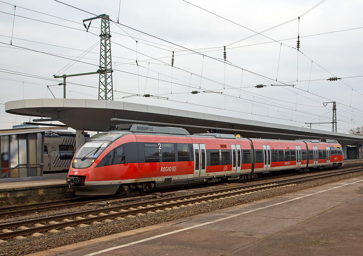 
Der 3-teilige diesel-elektrische Bombardier Talent 644 063 / 944 063 / 644 563 (95 80 0644 063-9 D-DB / 95 80 0944 063-6 D-DB / 95 80 0644 563-8 D-DB) der DB Regio NRW, ist am 26.11.2016 im Bahnhof Kln Messe/Deutz, als RB 38  Erft-Bahn  (Kln Messe/Deutz - Kln Hbf - Neuss Hbf), Umlauf RB 11822, bereitgestellt (hier ist sein Startbahnhof).  

Der Dieseltriebzug wurde 1999 von Bombardier in Aachen (ehemals Waggonfabrik Talbot) unter den Fabriknummern 191299, 191298 und 191297 gebaut.

TALENT heit eine Triebwagenfamilie des Herstellers Bombardier Transportation (ursprnglich der Waggonfabrik Talbot in Aachen). Das Akronym TALENT steht dabei fr Talbot leichter Nahverkehrs-Triebwagen. 
Der Talent wurde entweder als Dieseltriebzug – mit mechanischer (BR 643) oder elektrischer (BR 644) Kraftbertragung - hergestellt. Es gibt Versionen mit und ohne Neigetechnik. Die Inneneinrichtung ist frei whlbar. 

Als Baureihe 644 (Endwagen) und 944 (Mittelwagen) werden die dreiteiligen Talent mit diesel- elektrischem Antrieb bezeichnet, die fr S-Bahn-artigen Verkehr auf nicht elektrifizierten Strecken beschafft wurden. Die Gelenke sind als Wagenbergang ber einem Jakobs-Drehgestell ausgefhrt. Angetrieben sind immer nur die Drehgestelle an den Enden der Wagen. Auer ber den beiden (voneinander unabhngigen) Antriebseinheiten ist der Triebwagen durchgngig niederflurig ausgefhrt. Die Fubodenhhe ist whlbar zwischen 590 mm, 800 mm oder 960 mm ber Schienenoberkante im Niederflurteil und somit am Einstieg. Die Fahrzeuge der DB Regio haben Fubodenhhe im Niederflurteil von 800 mm. 

Die DB erhielt 63 Triebzge (644 001/501 bis 644 063/563). Beim 644 wurde jedes Fahrzeugteil um die Breite einer zustzlichen Tr (gegenber der BR 643) erweitert. Durch Klappsitze in den Trrumen bietet diese Variante eine hohe Sitzplatzkapazitt.

Technische Daten der BR 644 dreiteilig der DB Regio:
Spurweite: 1.435 mm (Normalspur)
Achsanordnung: B' 2' 2' B'
Lnge ber Kupplung:   52.160 mm 
Fahrzeugbreite:  2.925 mm
Fahrzeugbodenhhe im Einstieg: 800 mm  
Tren pro Fahrzeugseite:  6
Sitzpltze:  151
Eigengewicht:  87,0 t 
Antriebsart:  dieselelektrisch
Motorleistung:  2 x 505 kW
Hchstgeschwindigkeit  120 km/h
Beschleunigung  0,7 m/s
Bremsverzgerung  1,2 m/s