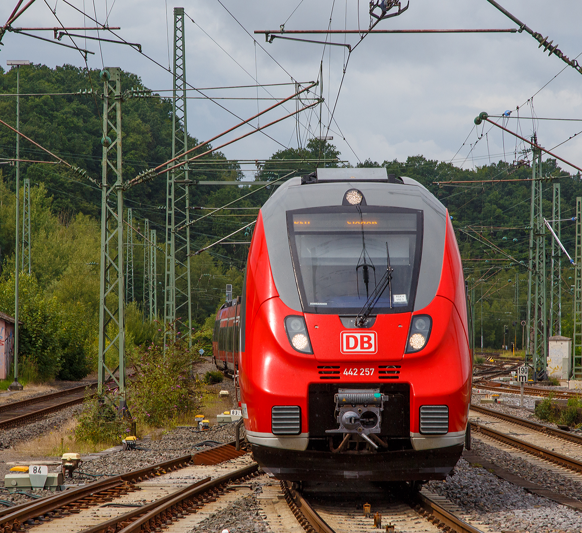 
Der 442 257 / 442 757 (vierteilig) mit 442 602 / 442 102 (dreiteilig), zwei gekuppelte Bombardier Talent 2, der DB Regio NRW fahren am 20.08.2017, als RE 9 - Rhein Sieg Express (RSX) Aachen - Kln - Siegen, in den Bahnhof Betzdorf/Sieg ein.