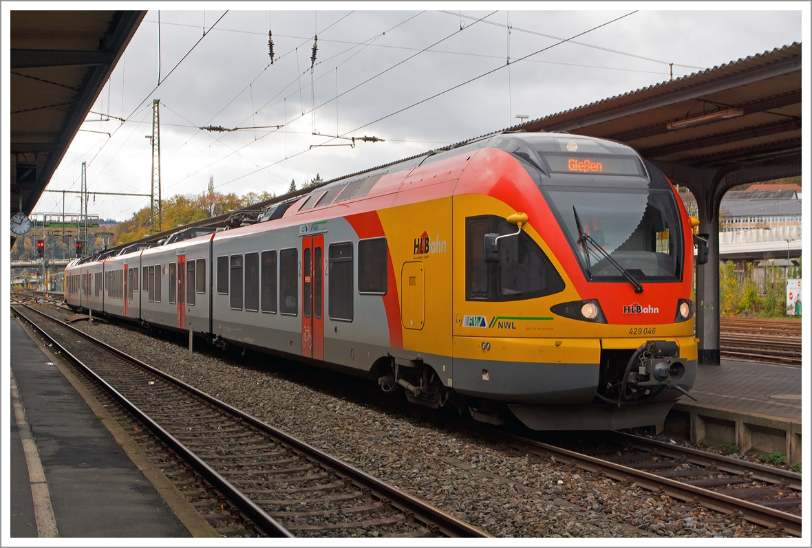 Der 5-teilige Stadler Flirt 429 046 / 546 der HLB Bahn (Hessischen Landesbahn) steht als RE 99 / RE 40 Siegen - Gieen  (Umlauf HLB24965), am 09.11.2013 im Hauptbahnhof Siegen zur Abfahrt nach Gieen bereit.

Die Linie verkehrt in NRW als RE 99 und im Gebiet des Rhein-Main-Verkehrsverbundes in Hessen als RE 40. 