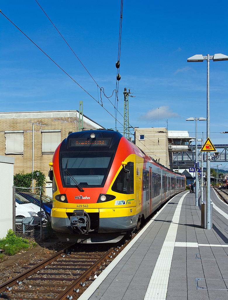 
Der 5-teiliger Stadler FLIRT 429 542 / 429 042 der HLB (Hessischen Landesbahn) fhrt am 13.08.2014 von Hbf Marburg/Lahn als RB 30   Main-Weser-Bahn  (Umlauf HLB 24955), Verbindung Marburg - Gieen - Frankfurt am Main Hbf, in Richtung Gieen los.

In Gieen wird der Zug mit dem RB 40 aus Siegen gekoppelt und diese fahren dann in Mehrfachtraktion als RE 40 weiter in Richtung Frankfurt am Main Hbf.