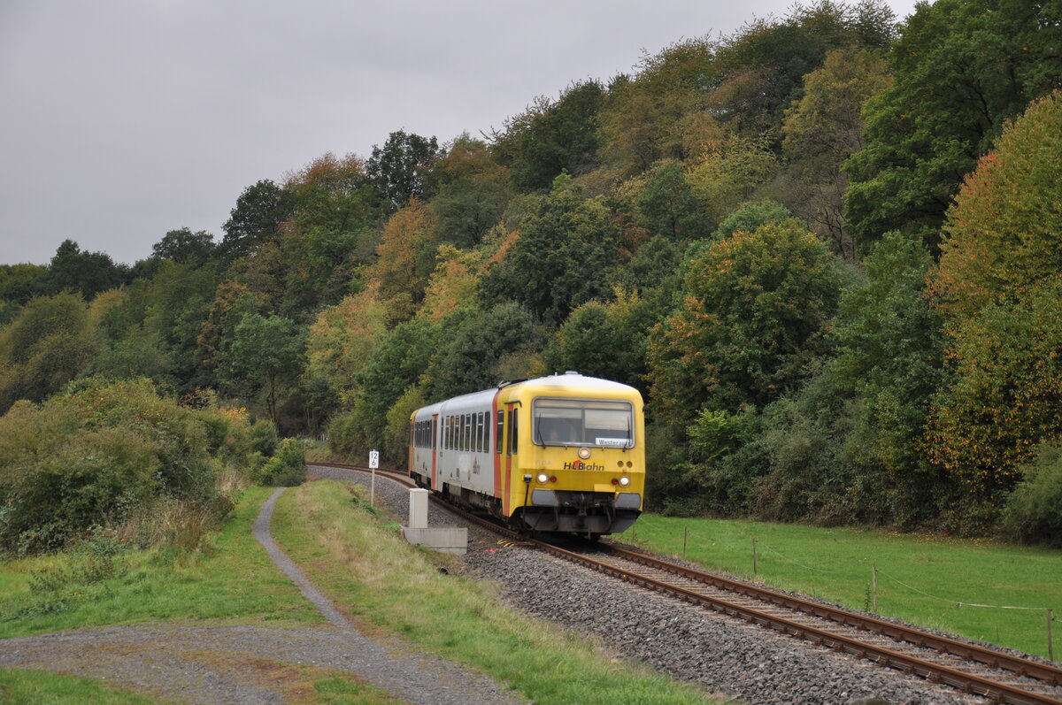 Der 629 072 ist am Mittag des 07. Oktober 2019 als RB 90 nach Westerburg unterwegs und erreicht dabei in Kürze Niederzeuzheim. 