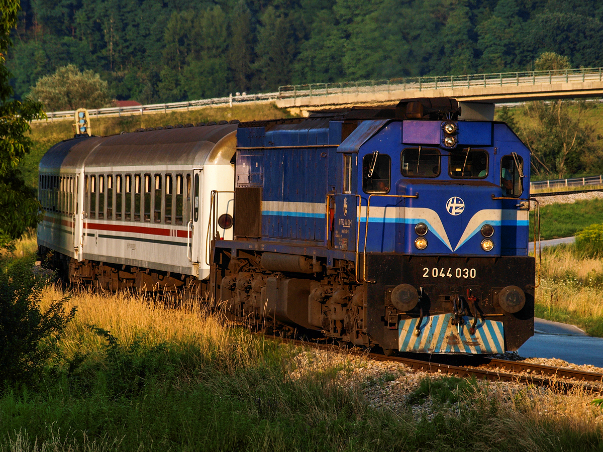 Der abendliche Regionalexpress von 995 Varazdin nach Zagreb ist seit Ende 2014 an Werktagen ausschließlich eine Leistung des Triebwagen-Prototypen 7022 001. Ende Juni und Anfang Juli 2015 war der VT allerdings auf ausgiebigen Testfahrten, sodass die Loks der Reihe 2044 nochmals unverhofft zum Einsatz auf der altbekannten Leistung kamen. Zudem sind dank der im Sommer verkehrenden Nachtzüge nach Split Änderungen im Lokumlauf beinahe alltäglich. So kam auch die eigentlich in Split beheimatete 2044 030 zu Einsätzen auf der Hauptstrecke Zagreb – Varazdin, und wurde von mir am Abend des 17.07.2015. an Spitze des Zuges 995 bei der Einfahrt in Zabok bildlich festgehalten.
