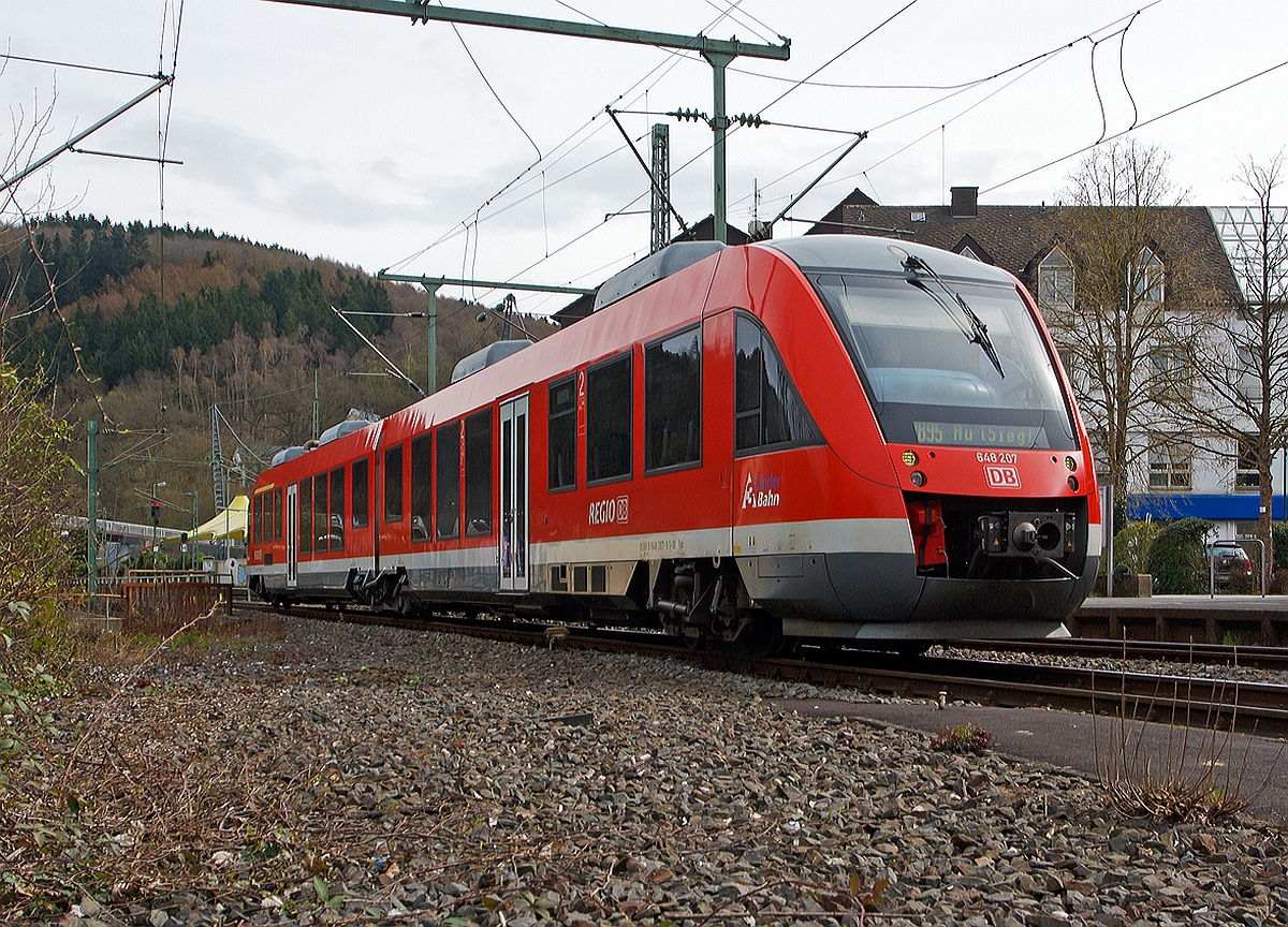 Der Alstom Coradia LINT 41 - 648 207/707 der DreiLänderBahn als RB 95  Sieg-Dill-Bahn  (Dillenburg-Siegen-Au/Sieg) fährt am 22.03.2014 auf Gleis 106 in den Bahnhof Betzdorf/Sieg ein. Dieses Bild ist nicht mehr all zulange so nicht mehr möglich, denn dann würde ich hier im reaktiviertem Gleis 107 stehen und der LINT würde eine Weiche passieren. 

Der Dieseltriebwagen hat die komplette NVR-Nummern  95 80 0648 207-8 D-DB Bpd / 95 80 0648 707-7 D-DB ABpd und wurde 2004  bei Alstom (ehemals LHB) unter der Fabriknummer 1001222-007 gebaut.  Die EBE-Nummer ist  EBA 04 D 14 B 007.
Er wird von zwei Dieselmatoren mit jeweils 315 kW Leistung angetrieben.