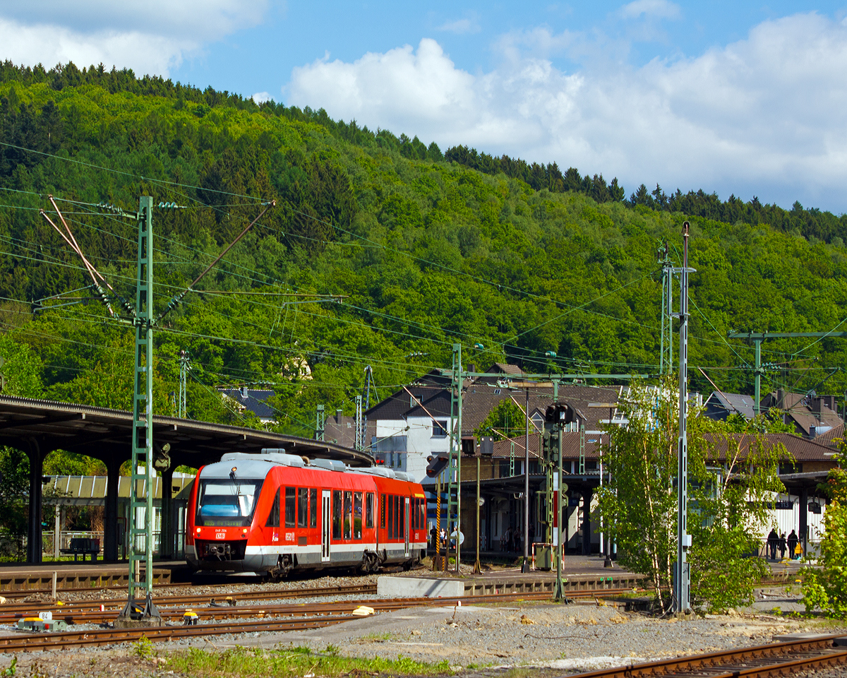 
Der Alstom Coradia LINT 41 - 648 204 / 648 704 der DreiLänderBahn (DB Regio NRW) als RB 95  Sieg-Dill-Bahn  (Dillenburg-Siegen-Au/Sieg) fährt gerade (am 16.05.2014) vom Gleis 106 im Bahnhof Betzdorf/Sieg weiter in Richtung Au/Sieg los. Der LINT 41 (95 80 0648 204-5 D-DB / 95 80 0648 704-4 D-DB) wurde 2004 bei Alstom (LHB) in Salzgitter unter der Fabriknummer 1001222-004 gebaut. Er hat die EBA-Nummer EBA 04D 14B 004.