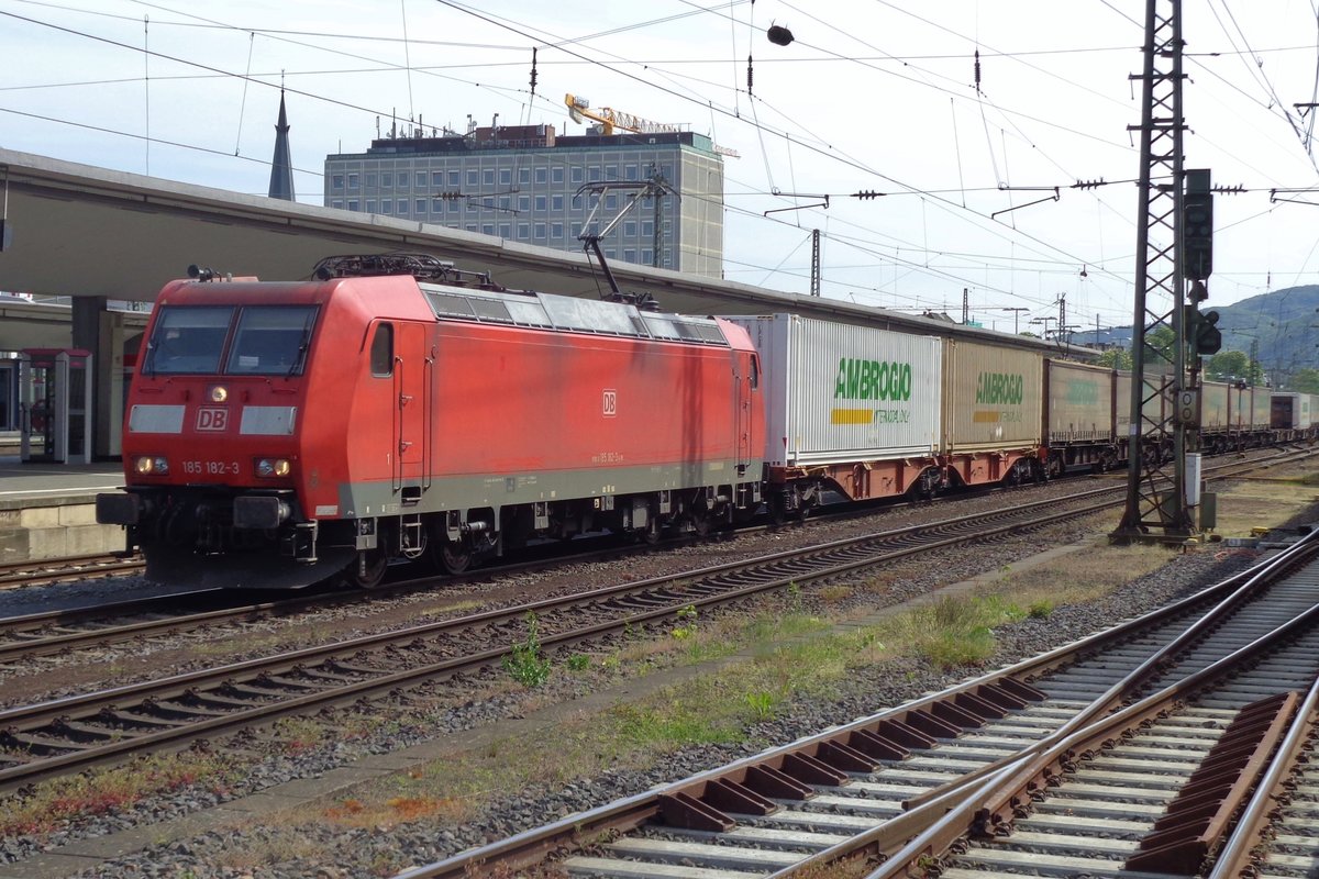 Der Ambrogio-KLV steht am 27 April 2018 mit 185 182 in Koblenz Hbf.