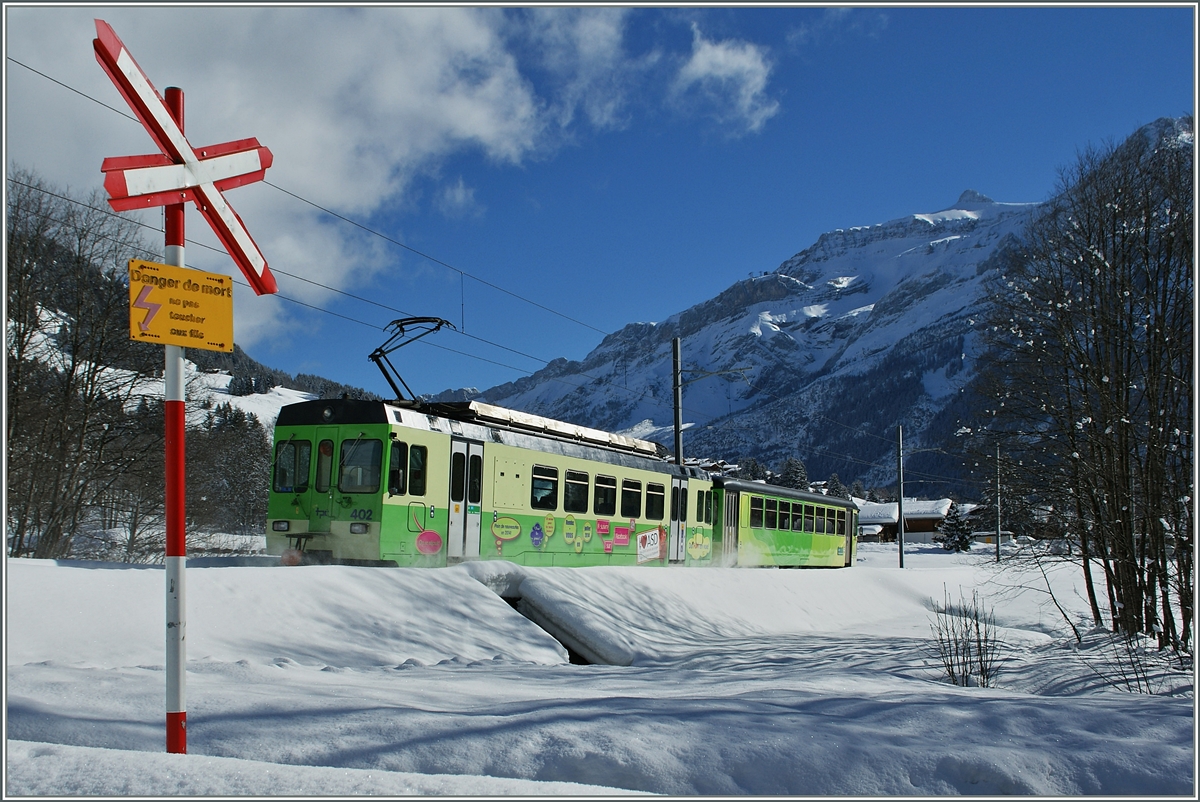 Der ASD Regionalzug 428 bestehend aus dem fhrenden Bt 432 und dem schiebenden BDe 4/4 402 erreicht in Krze Les Diablerts. 
11. Feb. 2014