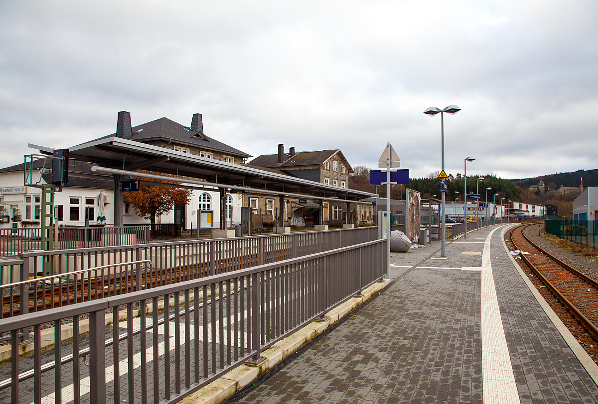 
Der Bahnhof Attendorn am 25.12.2017 von der Gleisseite. Rechts im Hintergrund die Burg Schnellenberg.

Der Bahnhof Attendorn ist der Personenbahnhof der Hansestadt Attendorn an der Finnentrop – Olpe – (Freudenberg), KBS 442. In direkter Nhe liegt der Busbahnhof. 

Heute hat der Bahnhof nur noch zwei Bahnsteiggleise. Die Hhe der beiden Bahnsteige betrgt 55 Zentimeter, die Bahnsteiglngen betragen 140 Meter. Der Bahnhof Attendorn dient der Regionalbahnlinie 92 „Biggesee-Express“  (Finnentrop – Attendorn – Sondern – Olpe), die stndlich zur Symmetrieminute 30 in beide Richtungen bedient wird. In der Regel fahren Zge in Richtung Olpe von Gleis 1, Zge in Richtung Finnentrop von Gleis 2 ab. 

Eine Kreuzungsmglichkeit, auf der Strecke Finnentrop – Olpe, besteht heute nur noch in Attendorn, wo zwei befahrbare Gleise vorhanden sind. Die gesamte Strecke inklusive des Bahnhofes Attendorn wird aus dem Stellwerk Finnentrop ferngesteuert.

Leider ist mittlerweile das alte Bahnhofsgebude etwas heruntergekommen und eigentlich einer Hansestadt (Seit 2012 darf Attendorn den offiziellen Zusatz Hansestadt fhren) nicht wrdig. 

Die Bahnstrecke Finnentrop–Freudenberg war  44 km lang und besteht aus zwei Teilen:
Die Bahnstrecke Finnentrop–Olpe ist eine 24 Kilometer lange, eingleisige, nicht elektrifizierte Nebenbahn von Finnentrop ber Attendorn und Olpe im Tal der Bigge. 
Die ehemalige Bahnstrecke Olpe–Freudenberg, ihre 20 Kilometer lange sdliche Verlngerung, wurde stillgelegt und ist heute abgebaut. Der Personenverkehr von Olpe nach Freudenberg wurde am 29. Mai 1983 eingestellt. Gleichzeitig wurde auch der Gterverkehr zwischen Freudenberg und Rothemhle eingestellt, whrend der Gterverkehr Rothemhle–Olpe noch bis zum 22. Mai 1993 aufrechterhalten wurde. Der Abschnitt Freudenberg–Rothemhle wurde bereits 1987, der Streckenteil Rothemhle–Olpe im Jahre 2000 stillgelegt und 2005 abgebaut.
