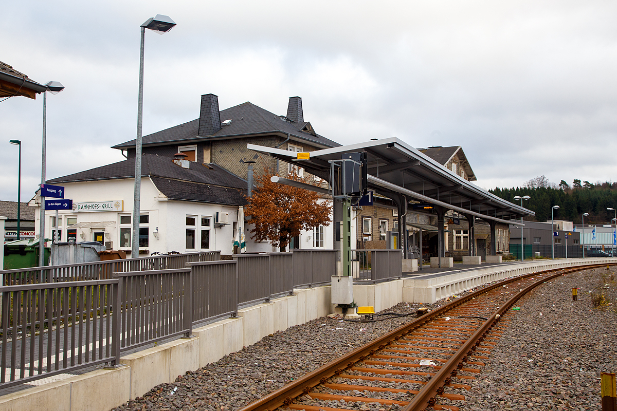 
Der Bahnhof Attendorn am 25.12.2017 von der Gleisseite.

Der Bahnhof Attendorn ist der Personenbahnhof der Hansestadt Attendorn an der Finnentrop – Olpe – (Freudenberg), KBS 442. In direkter Nhe liegt der Busbahnhof. 

Heute hat der Bahnhof nur noch zwei Bahnsteiggleise. Die Hhe der beiden Bahnsteige betrgt 55 Zentimeter, die Bahnsteiglngen betragen 140 Meter. Der Bahnhof Attendorn dient der Regionalbahnlinie 92 „Biggesee-Express“  (Finnentrop – Attendorn – Sondern – Olpe), die stndlich zur Symmetrieminute 30 in beide Richtungen bedient wird. In der Regel fahren Zge in Richtung Olpe von Gleis 1, Zge in Richtung Finnentrop von Gleis 2 ab. 

Eine Kreuzungsmglichkeit, auf der Strecke Finnentrop – Olpe, besteht heute nur noch in Attendorn, wo zwei befahrbare Gleise vorhanden sind. Die gesamte Strecke inklusive des Bahnhofes Attendorn wird aus dem Stellwerk Finnentrop ferngesteuert.

Leider ist mittlerweile das alte Bahnhofsgebude etwas heruntergekommen und eigentlich einer Hansestadt (Seit 2012 darf Attendorn den offiziellen Zusatz Hansestadt fhren) nicht wrdig. 

Die Bahnstrecke Finnentrop–Freudenberg war  44 km lang und besteht aus zwei Teilen:
Die Bahnstrecke Finnentrop–Olpe ist eine 24 Kilometer lange, eingleisige, nicht elektrifizierte Nebenbahn von Finnentrop ber Attendorn und Olpe im Tal der Bigge. 
Die ehemalige Bahnstrecke Olpe–Freudenberg, ihre 20 Kilometer lange sdliche Verlngerung, wurde stillgelegt und ist heute abgebaut. Der Personenverkehr von Olpe nach Freudenberg wurde am 29. Mai 1983 eingestellt. Gleichzeitig wurde auch der Gterverkehr zwischen Freudenberg und Rothemhle eingestellt, whrend der Gterverkehr Rothemhle–Olpe noch bis zum 22. Mai 1993 aufrechterhalten wurde. Der Abschnitt Freudenberg–Rothemhle wurde bereits 1987, der Streckenteil Rothemhle–Olpe im Jahre 2000 stillgelegt und 2005 abgebaut.