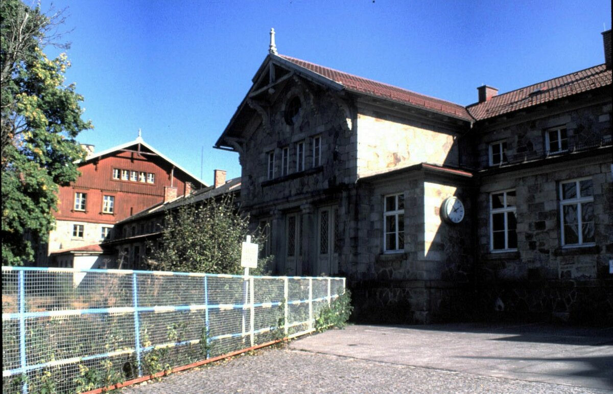 Der Bahnhof Bayerisch Eisenstein, auf tschechisch Železná Ruda-Alžbětín im Oktober 1989. Die Grenze geht mitten durch den Bahnhof zu sehen ist die Strassenseite und die Grenzabsperrung (blau-weißer Zaun).