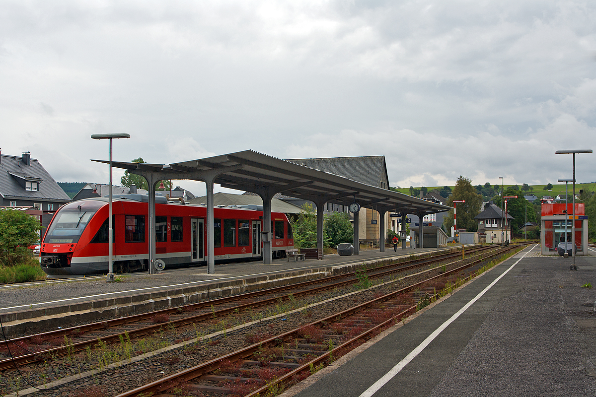 
Der Bahnhof Erndtebrück am 10.08.2014 von der Gleisseite (Blickrichtung Kreuztal). Links (auf Gleis 1) abgestellt der Alstom Coradia LINT 27 - 640 013 (95 80 0640 013-8 D-DB) der 3-Länder-Bahn (DB Regio NRW).