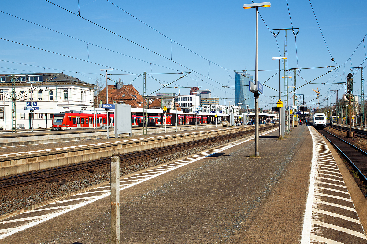 
Der Bahnhof Frankfurt (Main) Süd (auch Frankfurter Südbahnhof genannt) am 07.04.2018 von der Gleisseite (Blickrichtung Nord-West).