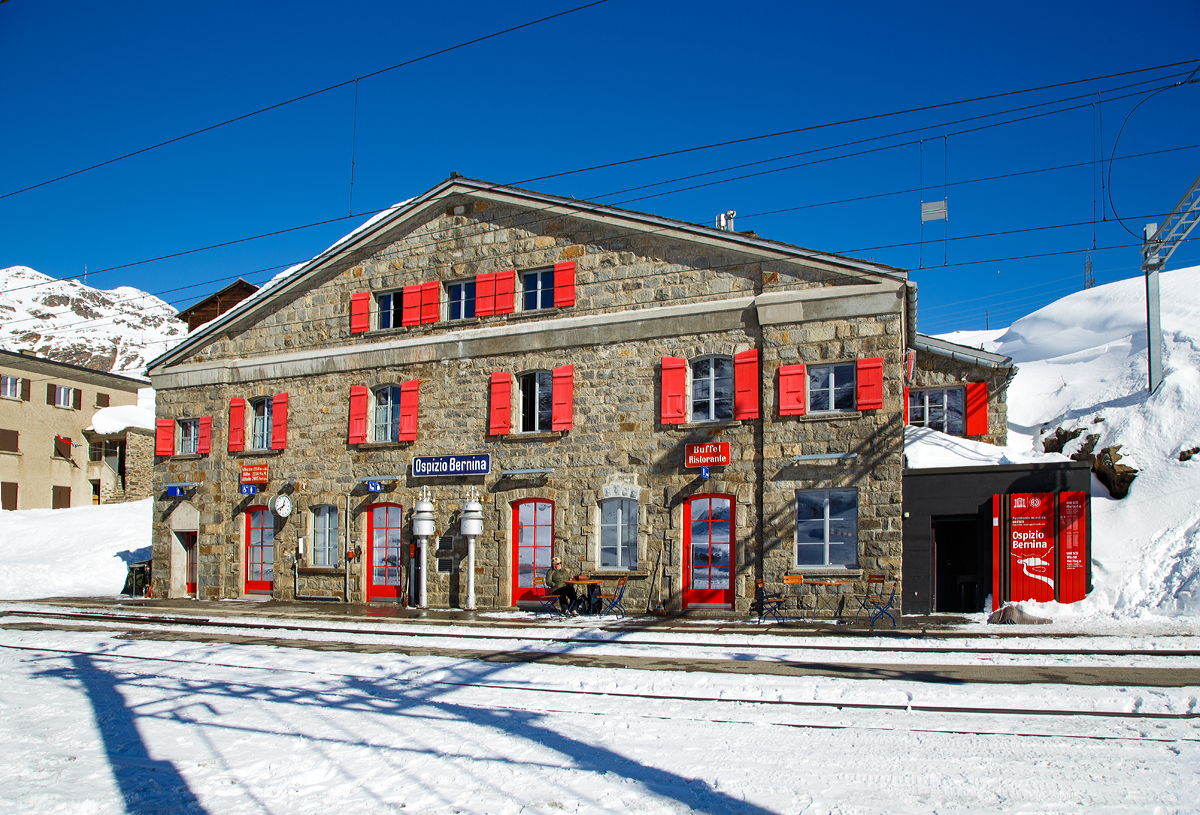 Der Bahnhof Ospizio Bernina (Bernina Hospiz) bei wunderschnen Wetter am 18.02.2017. Er ist mit 2256 m . M. (laut Tafel, andere Quellen schreiben 2253 m) die hchstgelegene Bahnstation im Netz der Rhtischen Bahn. 