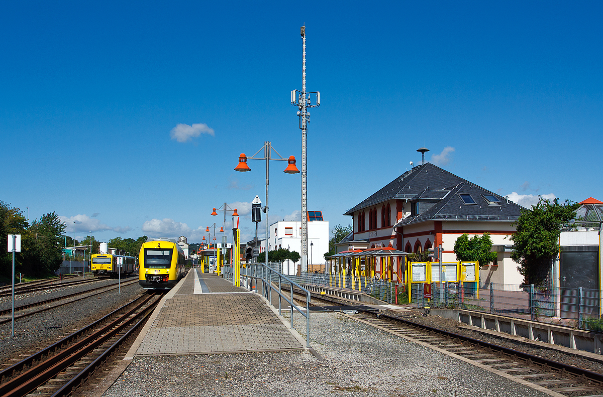 
Der Bahnhof Usingen an km 17,7 der Taunusbahn (KBS 637) am 11.08.2014. Der Bahnhof ist auch Betriebsmittelpunkt der Taunusbahn (HLB) von Brandoberndorf über Grävenwiesbach und Usingen nach Bad Homburg.Das Empfangsgebäude von 1895 steht unter Denkmalschutz. 