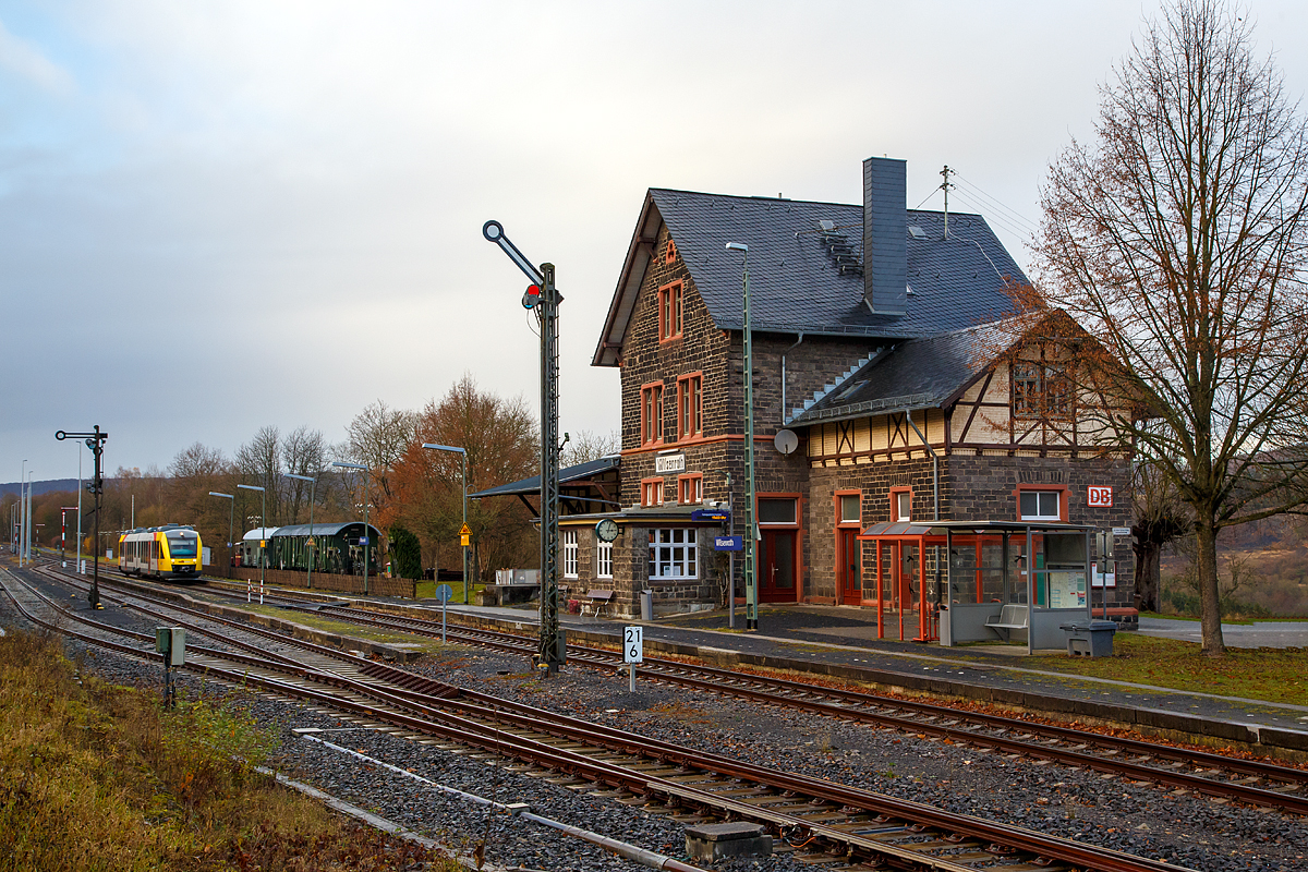 
Der Bahnhof Wilsenroth am 02.12.2016. 

Der Bahnhof an der Bahnstrecke Limburg–Altenkirchen wurde 1886 fertiggestellt. Die Fassade wird von den vermauerten, relativ kleinformatigen Basaltsteinen und kontrastierenden Ziegeln geprägt. Der Kniestock des Nordflügels und die kleine, südlich angebaute Frachtlagerhalle sind in Fachwerk ausgeführt. Der gleiszugewandten Giebelseite wurde später ein Flachdachgebäude vorgebaut, worin sich das Stellwerk Fahrdienstleiter (Wf) befindet . Das Empfangsgebäude wird heute nicht mehr für den Bahnbetrieb genutzt (nur noch das Stellwerk) und befindet sich seit kurz nach dem Jahr 2000 in Privatbesitz. 