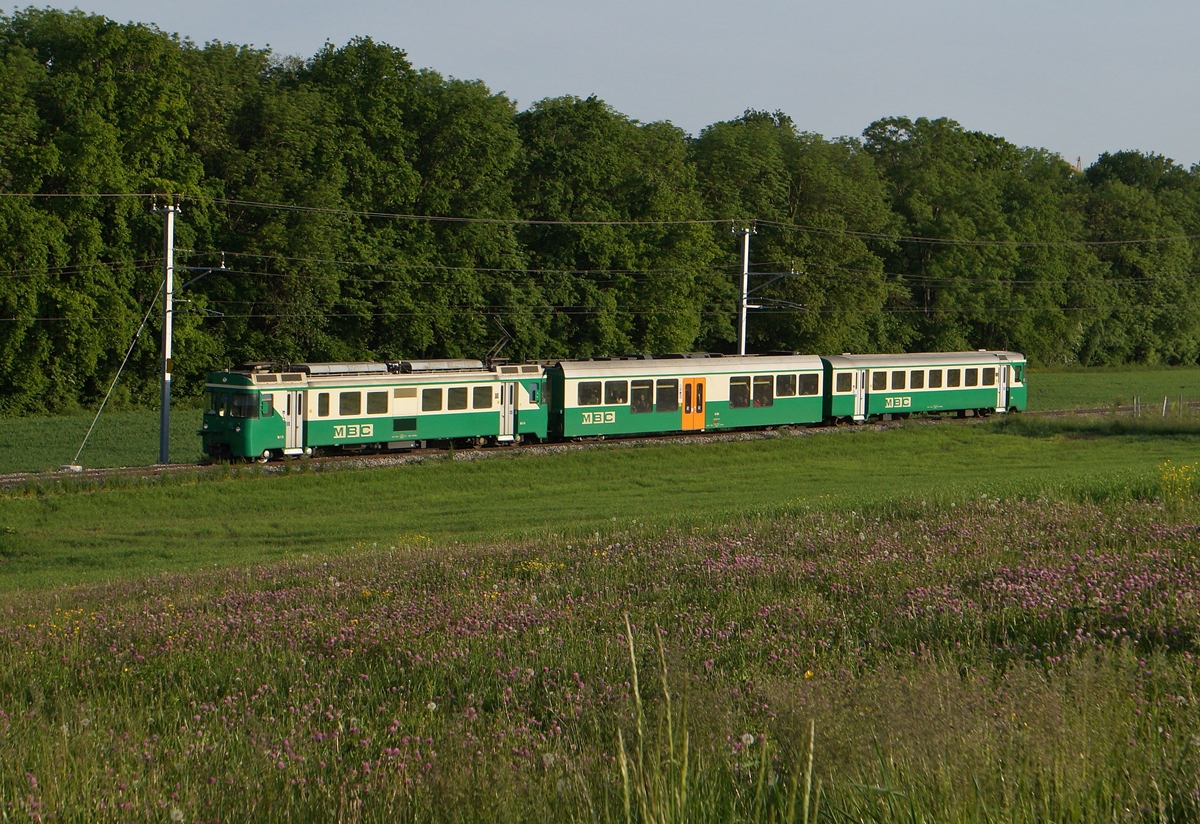 Der BAM Regionalzug 108 auf der Fahrt nach Bière zwischen Chigny und Vufflens-le-Château. 12.Mai 2015