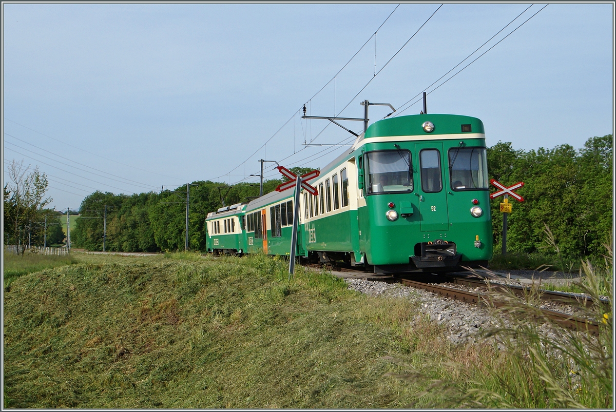 Der BAM Regionalzug 110 mit dem Bt 52 an der Spitze und dem schiebenden Be 4/4 N° 12 zwischen Chigny und Vufflens-le-Château. 
12. Mai 2015