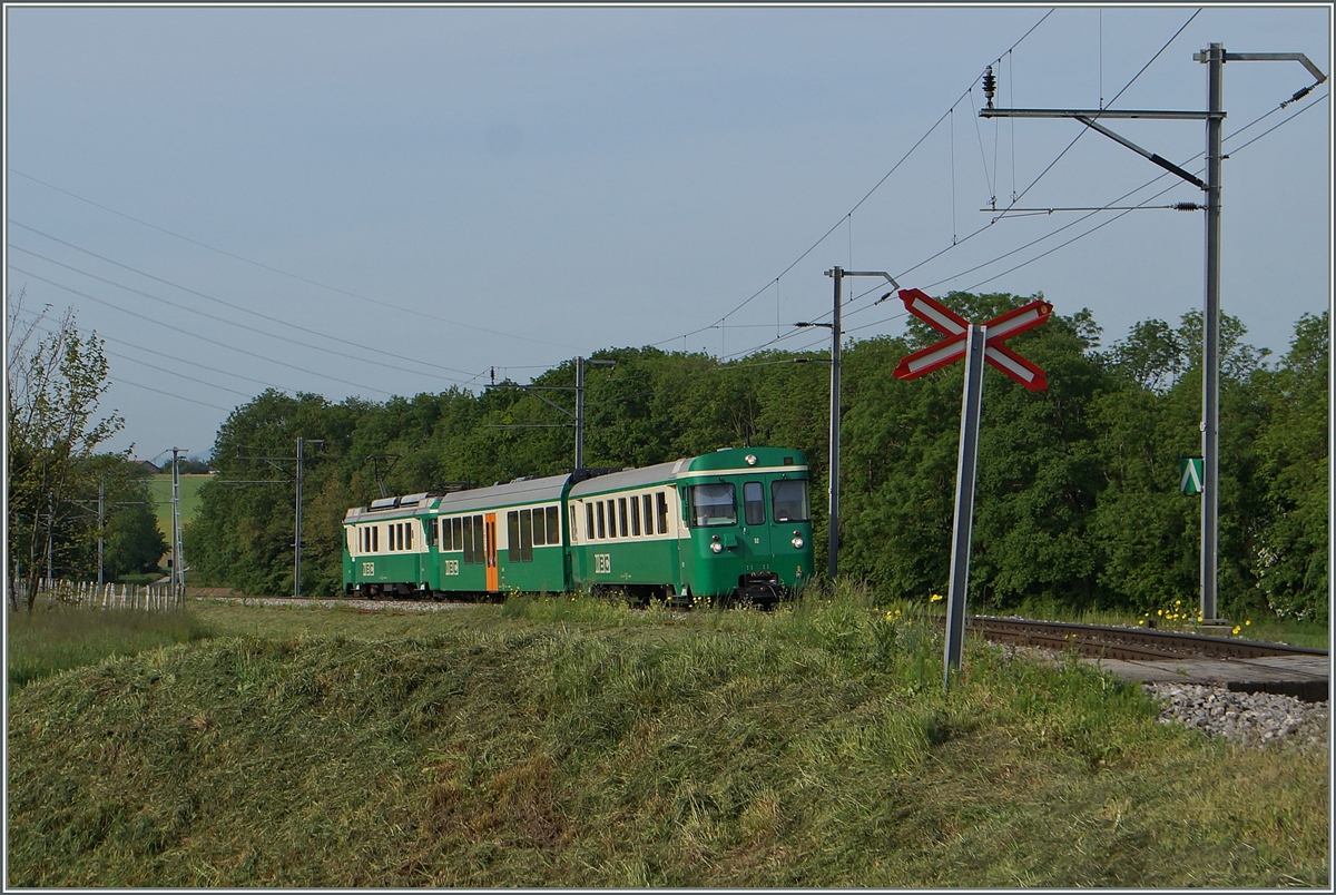 Der BAM Regionalzug 110 mit dem führenden Bt 52 und dem schiebenden Be 4/4 12 zwischen Chigny und Vufflens le Château.
12. Mai 2015