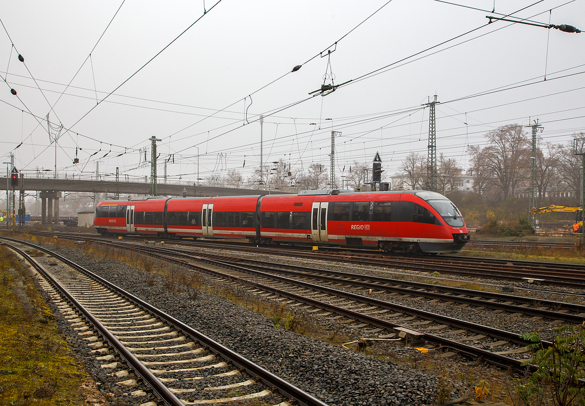 Der Bombardier Talent Dieseltriebzug 643 533/943 033/643 033 (95 80 0643 533-2 D-DB/95 80 0943 014-0 D-DB/95 80 0643 033-3 D-DB/95 80 0943 033-0 D-DB) der DB Regio Südwest (Lahn-Eifel-Bahn) verlässt, als RE 25  Lahntalexpress  Gießen – Limburg – Koblenz, am 12.11.2021 den Bahnhof Gießen.