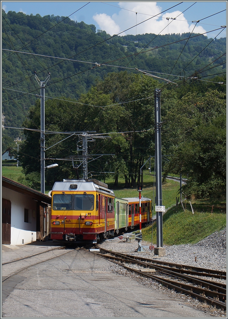 Der BVB Beh 4/4 83 schiebt seinen Regionalzuzg 46 von Bex nach Villars kurz nach der Abfahrt in Bvieux bergwrts. 
12. Aug. 2015