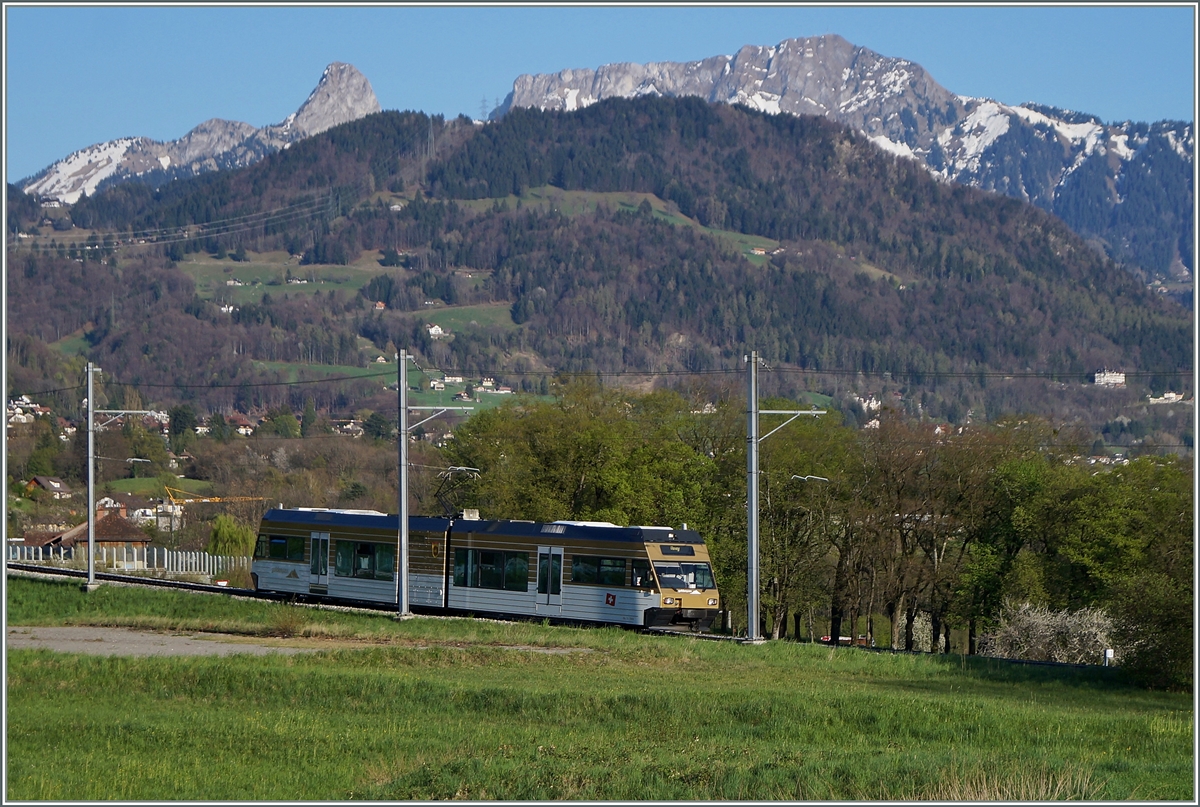 Der CEV/MVR GTW Be 2/6 7002  Blonay  erreicht in Kürze die Haltestelle Château d'Hauteville.
9. April 2014