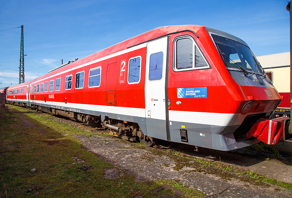 
Der DB-Pendolino bzw. zweiteilige Dieseltriebzug mit Neigetechnik 610 011-8 / 610 511-7 (9580 0 610 011-8 D-DB By / 9580 0 610 511-7 D-DB A By) am 25.03.2017 im DB Museum Koblenz-Lützel .

Für diesen Triebzug war der Generalunternehmer MAN (Maschinenfabrik Augsburg-Nürnberg), welche ihn unter den Fabriknummern 170225 (610 011) / 170226 (610 511) gebaut hat.

Die Baureihe 610 bezeichnet zweiteilige diesel-elektrische Triebzüge mit Neigetechnik der Deutschen Bahn, die von der Deutschen Bundesbahn beschafft wurden und in Deutschland als Pendolino bekannt sind. Diese fuhren in Bayern, da der Freistaat Bayern Fördermittel für die Streckenertüchtigung und die Fahrzeuge gegebenen hatte.

Die Deutsche Bundesbahn sah sich nach einem schleichenden Passagierrückgang im fränkischen Regionalverkehr veranlasst, Gegenmaßnahmen zur Attraktivitätssteigerung des Regionalverkehrs einzuleiten. Da die vorhandenen Gleisanlagen keine höheren Geschwindigkeiten zuließen und ein Ausbau ebendieser den finanziellen Rahmen gesprengt hätte, intensivierte man die Bemühungen, einen neigefähigen Nahverkehrstriebwagen zu entwickeln. Die DB beauftragte hierzu MAN als Konsortialführer für den wagenbaulichen Teil (gemeinsam mit DUEWAG und MBB), Siemens als Konsortialführer für den elektrischen Teil (gemeinsam mit ABB und AEG). Die Drehgestelle und die Neigetechnik lieferte das Unternehmen Fiat, das bereits seit den 60er Jahren unter dem Markennamen Pendolino in großen Stückzahlen Triebwagen mit Neigetechnik gebaut hatte. Von der Baureihe wurden 20 Stück, in zwei Serien von jeweils 10 stück, gebaut.

Die Triebwagen kamen 1992 in den Dienst und bewährten sich im Einsatz. Die Inbetriebnahme erfolgte ohne größeren Erprobungen, der erste Triebwagen wurde am 13. April 1992 an die DB ausgeliefert, zum Fahrplanwechsel am 31. Mai wurde der Betrieb mit zehn Zügen aufgenommen. Im Jahr 2000 mussten sie auf Anordnung des Eisenbahnbundesamtes für ein Jahr stillgelegt werden, weil Risse an der Aufhängung der Schlingerdämpfer auftraten. Nach der Sanierung der betroffenen Bauteile wurden die Züge ab 2001 wieder erfolgreich eingesetzt.
Im Mai 2007, also 15 Jahre nach Betriebsaufnahme, hatte die 610-Flotte bereits 70 Mio. Kilometer zurückgelegt.

Zum Fahrplanwechsel im Dezember 2014 wurde die Baureihe 610 bei der DB außer Dienst gestellt. Auch der weitere Einsatz der Triebwagen bei der DB-Tochter Arriva CZ in Tschechien ist gescheitert.

Zweck der Neigetechnik ist, die Reisegeschwindigkeit auf kurvenreichen Strecken zu erhöhen. Durch den Einsatz der Neigetechnik wird bei der Kurvenfahrt die Seitenbeschleunigung im Wagenkasten verringert. Somit kann eine Kurve schneller als ohne Neigetechnik durchfahren werden und trotzdem die höchstzulässige Seitenbeschleunigung im Wagenkasten eingehalten werden. Fiat baute in die Wagen Gyroskope (Kreisel) ein, mit denen Hydraulikzylinder angesteuert werden. Die Neigung der freischwingend aufgehängten Wagenkästen beträgt gleisbogenabhängig maximal 8°.

Die Baureihe 610 besitzt zwei wassergekühlte MTU-V12-Zylinder-Dieselmotoren vom Typ MTU TU 12V 183 TD 12, mit einer Leistung von jeweils 485 kW aus zwölf Zylindern. Diese Dieselmotoren treiben Drehstromsynchrongeneratoren an. Weiter werden über einen Gleichrichter und einen GTO-Pulswechselrichter drei Drehstromfahrmotoren angetrieben. Diese übertragen ihr Drehmoment jeweils über eine Gelenkwelle zur innenliegenden Achse eines von drei Drehgestellen. Das vierte Drehgestell ist antriebslos.

Technische Daten:
Spurweite: 1.435 mm (Normalspur)
Achsformel: 2’(A1)+(1A)(A1)
Länge über Kupplung: 51.750 mm
Breite: 2,852 mm
Drehzapfenabstand: 17.500 mm
Achsabstand im Drehgestell: 2.450mm
Dienstgewicht: 95,35 t
Höchstgeschwindigkeit: 160 km/h
Installierte Leistung: 2 x 485kW (660PS) = 970kW (1320PS)
Raddurchmesser: 890 mm
Motorentyp: wassergekühlte MTU-Dieselmotoren (TU 12V 183 TD 12)
Leistungsübertragung: elektrisch
Tankinhalt: 2 × 1000 l
Kupplungstyp: Scharfenberg
Sitzplätze: 136
Beteiligte Hersteller: Duewag, MAN, MBB, FIAT, ABB, AEG, SSW