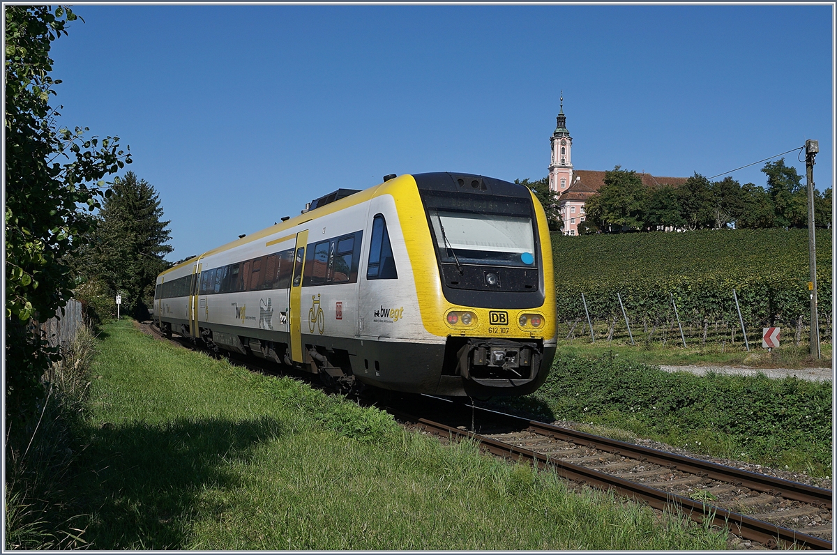 Der DB VT 612 107 und ein weiterer auf ihrer Fahrt als IRE nach Basel Bad Bf bei der Barockkirche Birnau.

19. Sept. 2019