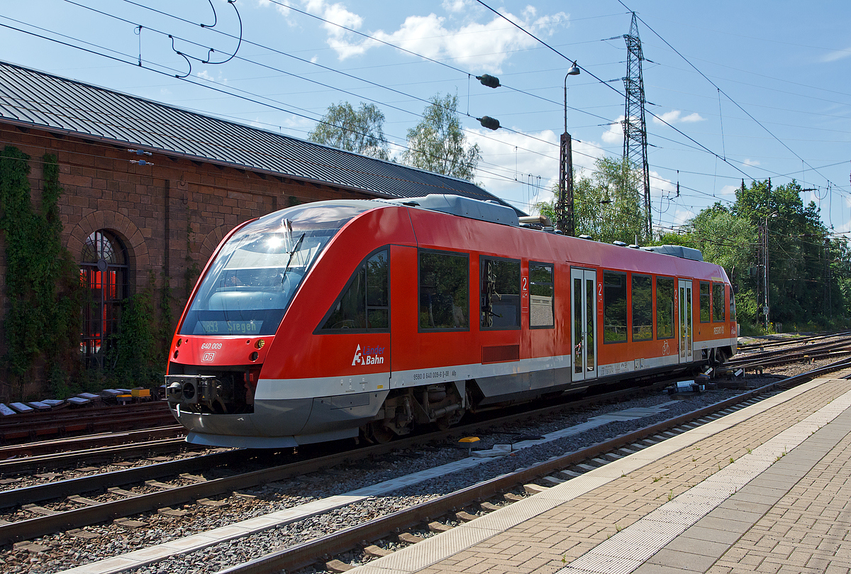 
Der Dieseltriebwagen 640 009 (95 80 0640 009-6 D-DB ABp) ein Alstom Coradia LINT 27 der DreiLänderBahn (DB Regio NRW) fährt am 12.07.2014 als RB 93  Rothaarbahn  (Bad Berleburg - Kreuztal - Siegen Hbf) in den Bahnhof Kreuztal ein. 

Der LINT 27 wurde 2000 bei Alstom (LHB) in Salzgitter unter der Fabriknummer 153797-009 gebaut. Er hat die EBA-Nummer EBA 96W09R 009.