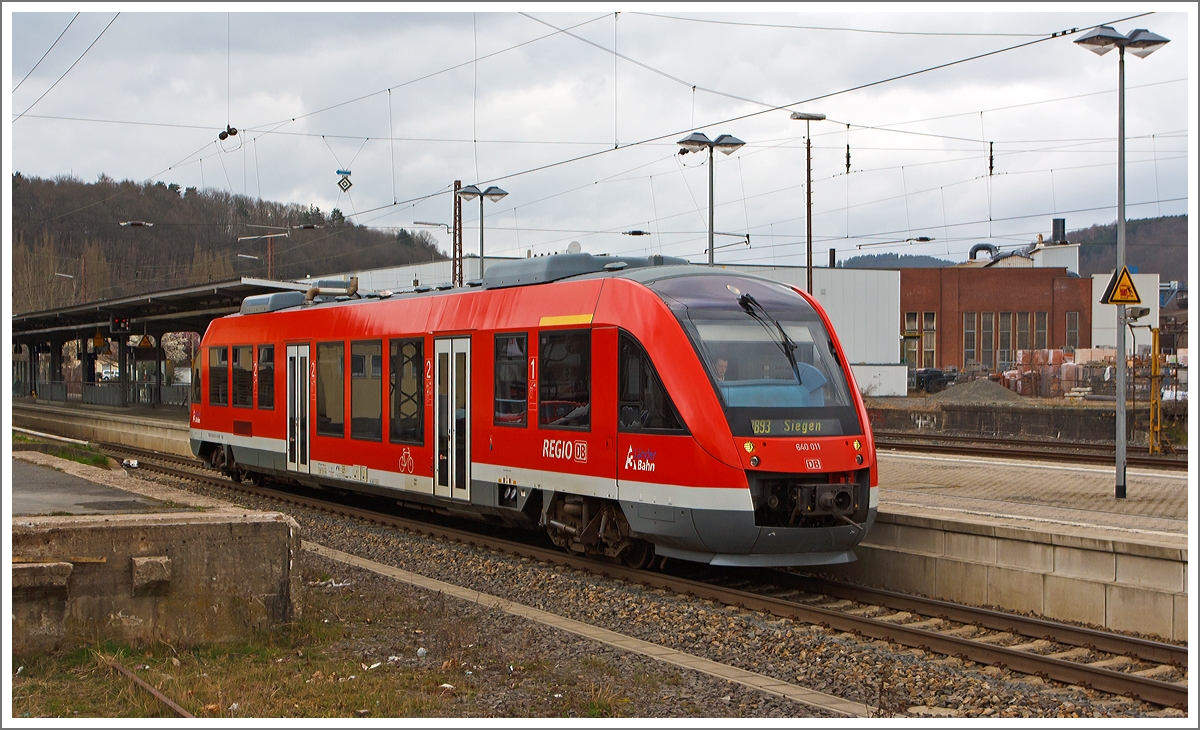 Der Dieseltriebwagen 640 011 ein Alstom Coradia LINT 27 der DreiLnderBahn  als RB 93 (Rothaarbahn) Bad Berleburg - Kreuztal - Siegen Hbf, hat am 15.03.2014 den Bahnhof Siegen-Weidenau (frher Httental-Weidenau) verlassen und fhrt nun weiter in Richtung Siegen Hbf.
